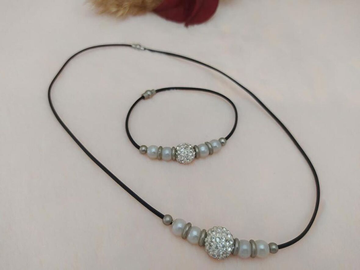 Hdmarketim Swarovski Taşlı Sıra İncili Kaucuk Bileklikli Kolye