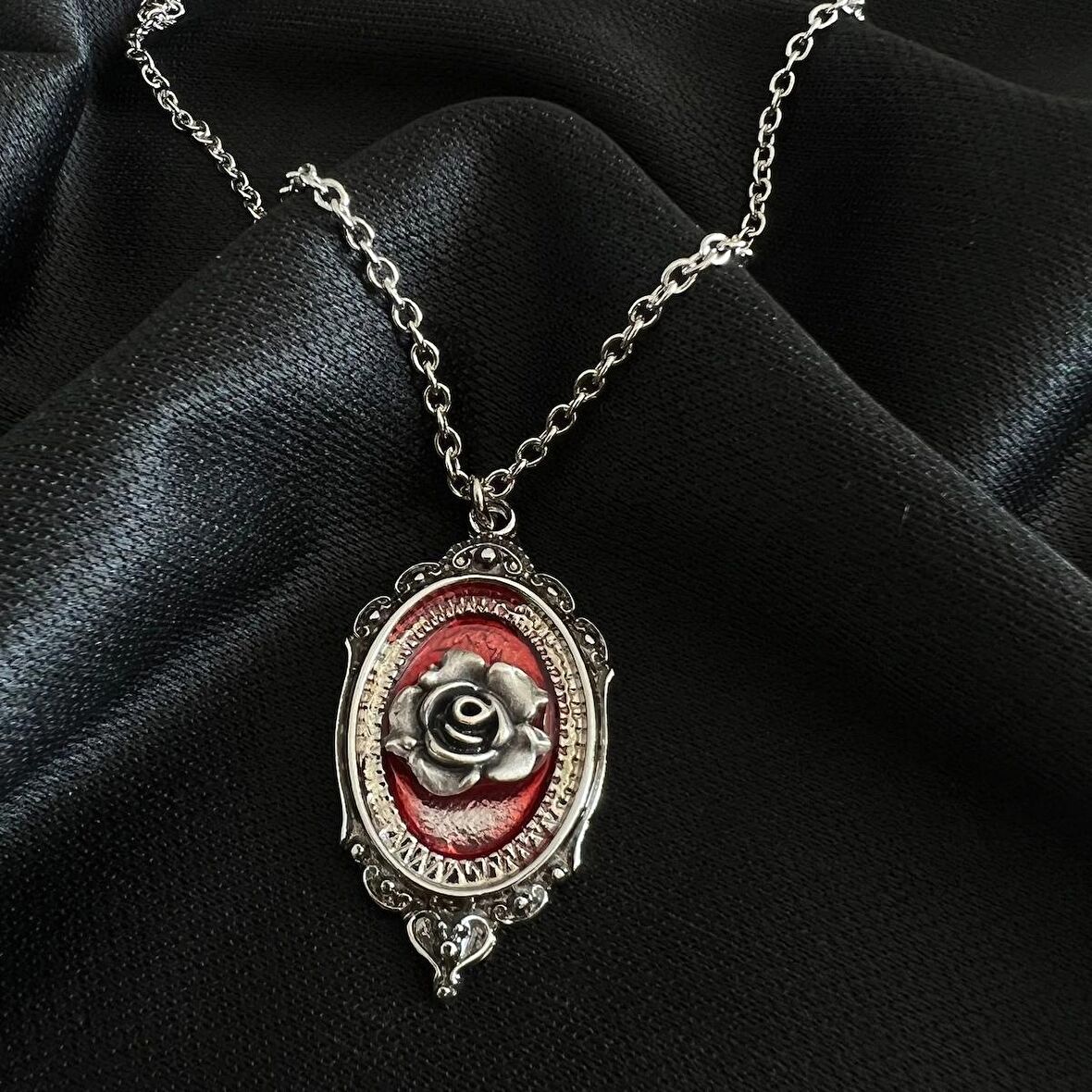 Kırmızı Relief Flower Çiçek Gotik Kolye
