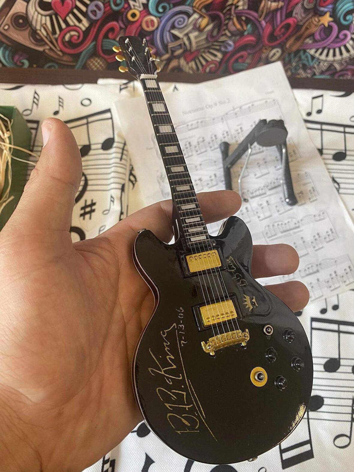 Elektro Gitar El Yapımı Ahşap Minyatür Hediyelik Biblo 25 cm B.B. King İmza elektro gitar