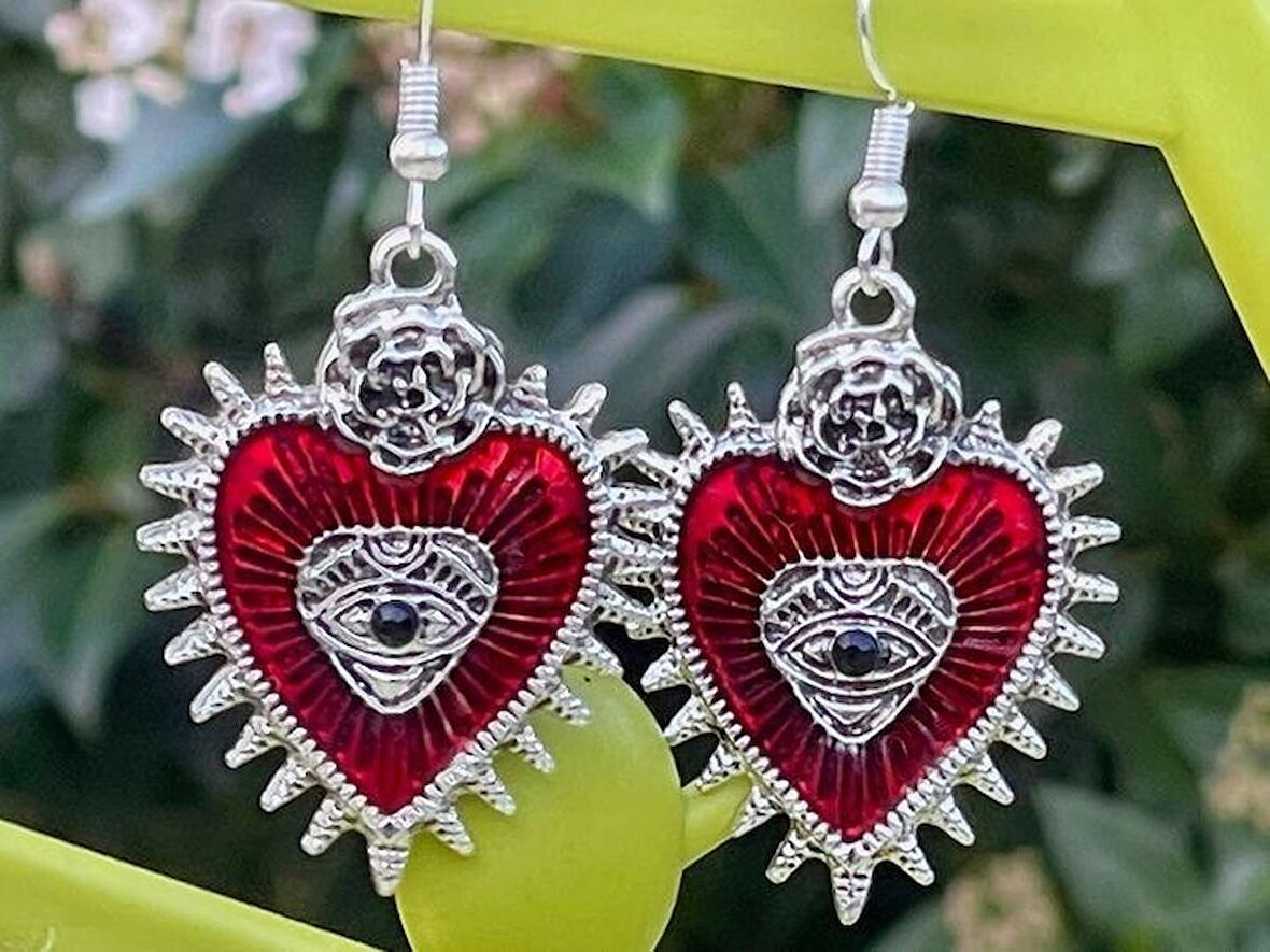 Rose Eye Of Heart Gotik Kalp Kırmızı Küpe