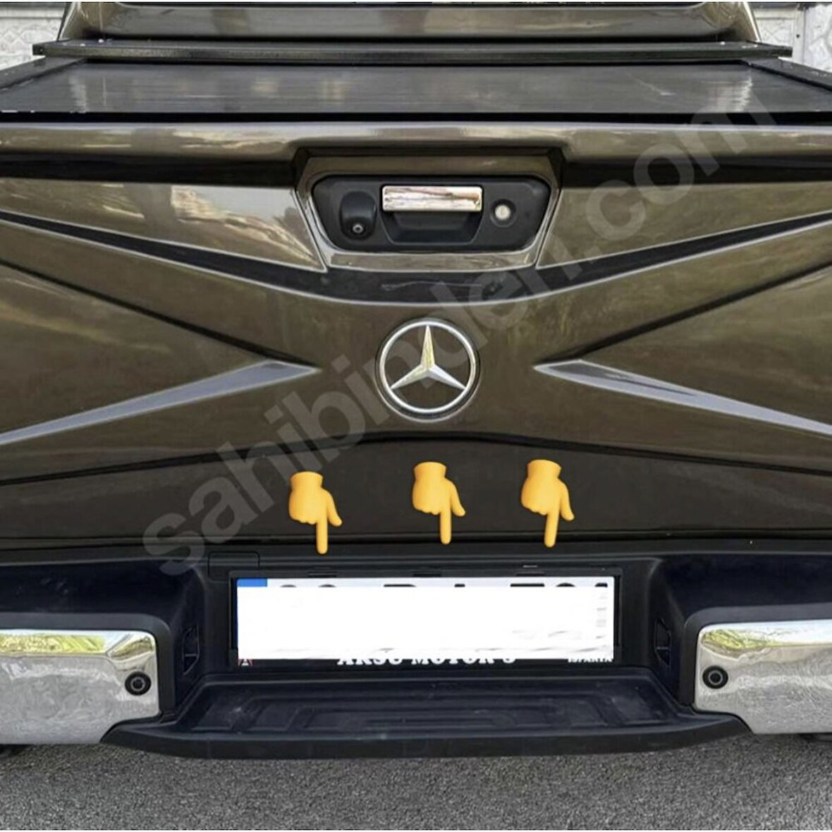 Mercedes X-Class'ın arka plaka aydınlatması için mahfaza