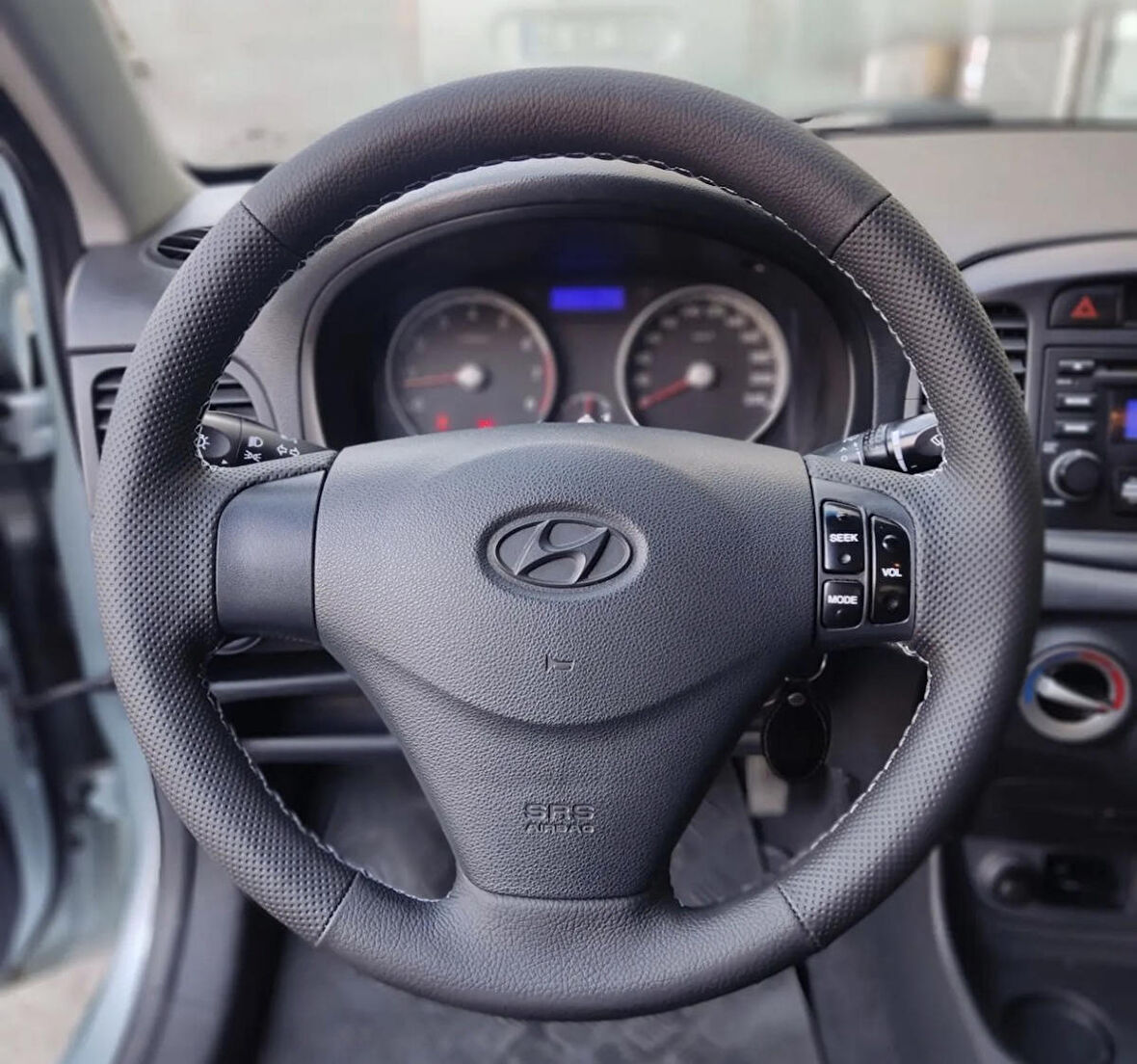 Hyundai Accent Era Araca Özel Direksiyon Kılıfı (Noktalı Düz Gri Dikişli)