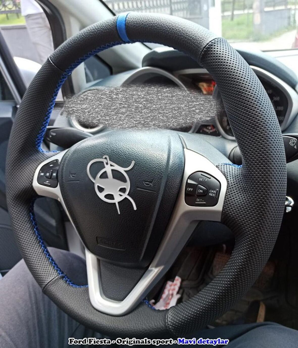 Ford Fiesta Araca Özel Deri Direksiyon Kılıfı ( Noktalı Düz Yüzüklü )