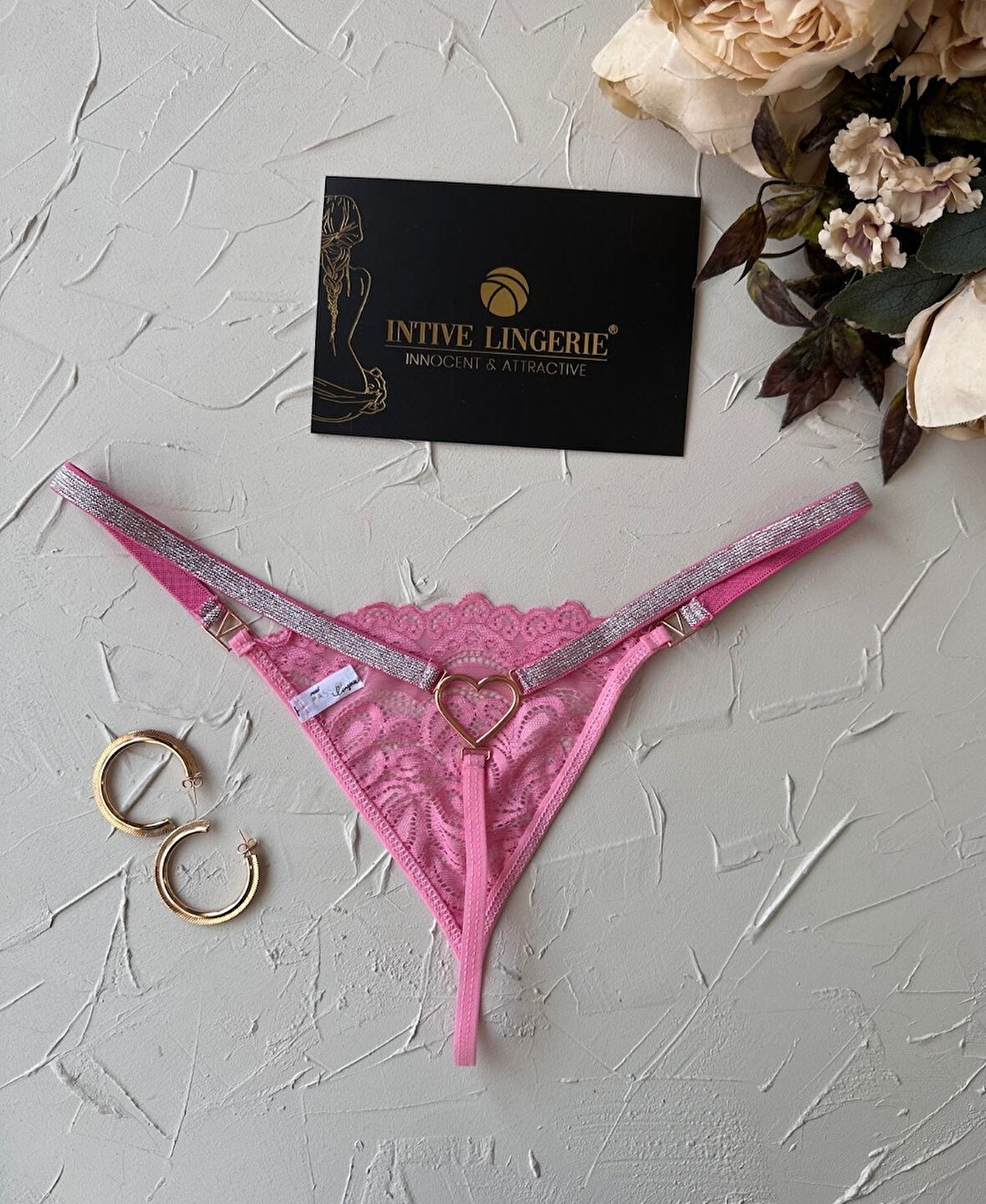 Passione Parlak Şerit Detaylı Pembe/Siyah Esnek Arkası Kalp Aksesuar Detaylı String