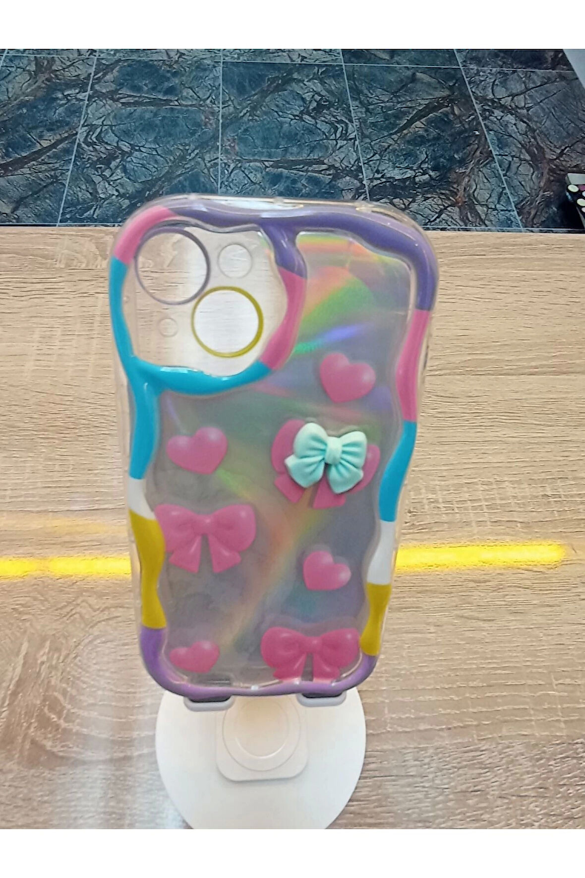 İPhone 14 Uyumlu Kabartma Figürlü Kamera Çerçevesi Yuvarlak Darbe Korumalı Kapak