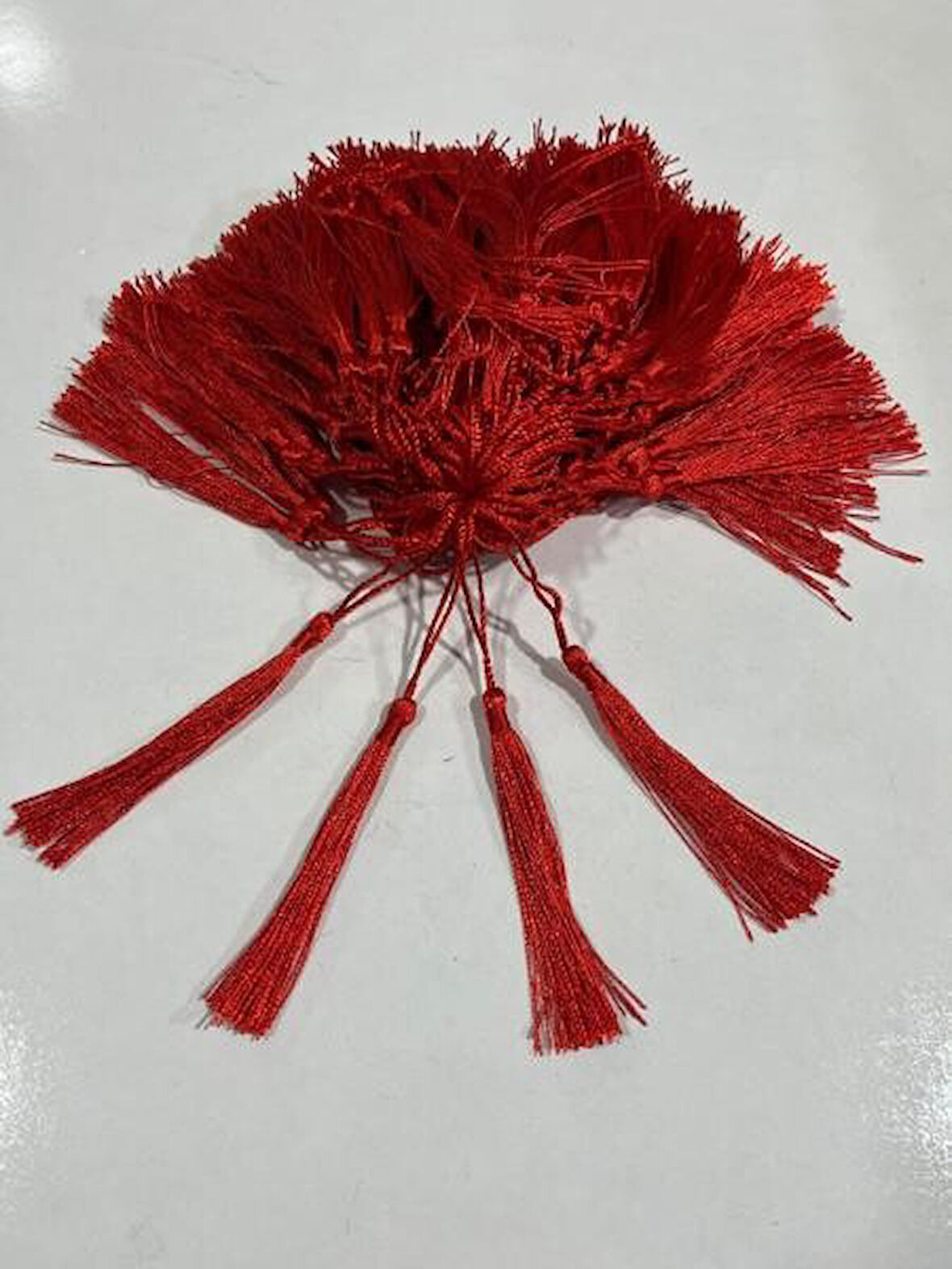 KIRMIZI İP PÜSKÜL 8 CM  25 ADET