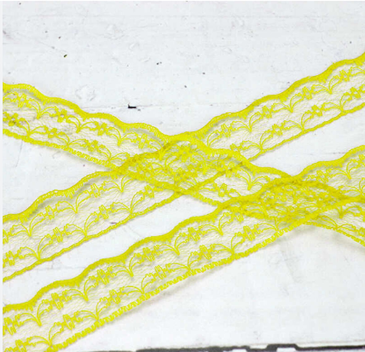 SARI  RENK 2 CM TEK SIRA GİPÜRLÜ DANTEL KURDELA  1 ADET