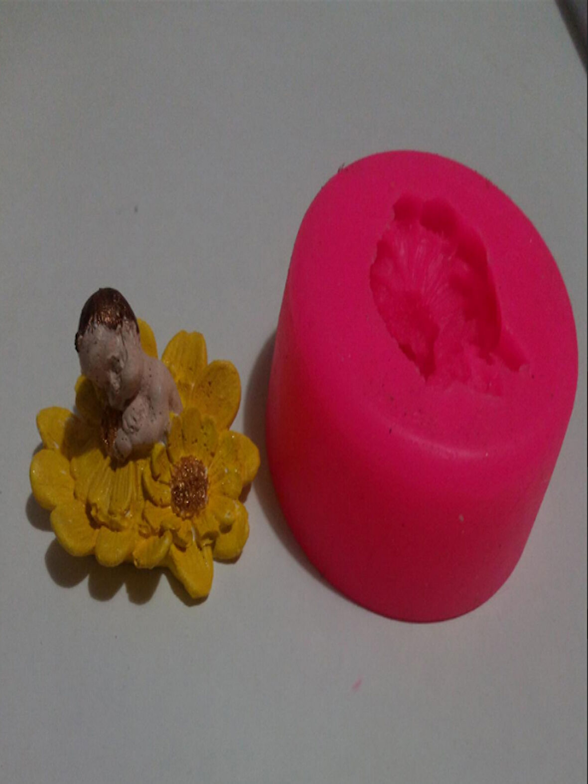 Çiçek üstünde bebek silikon kalıp