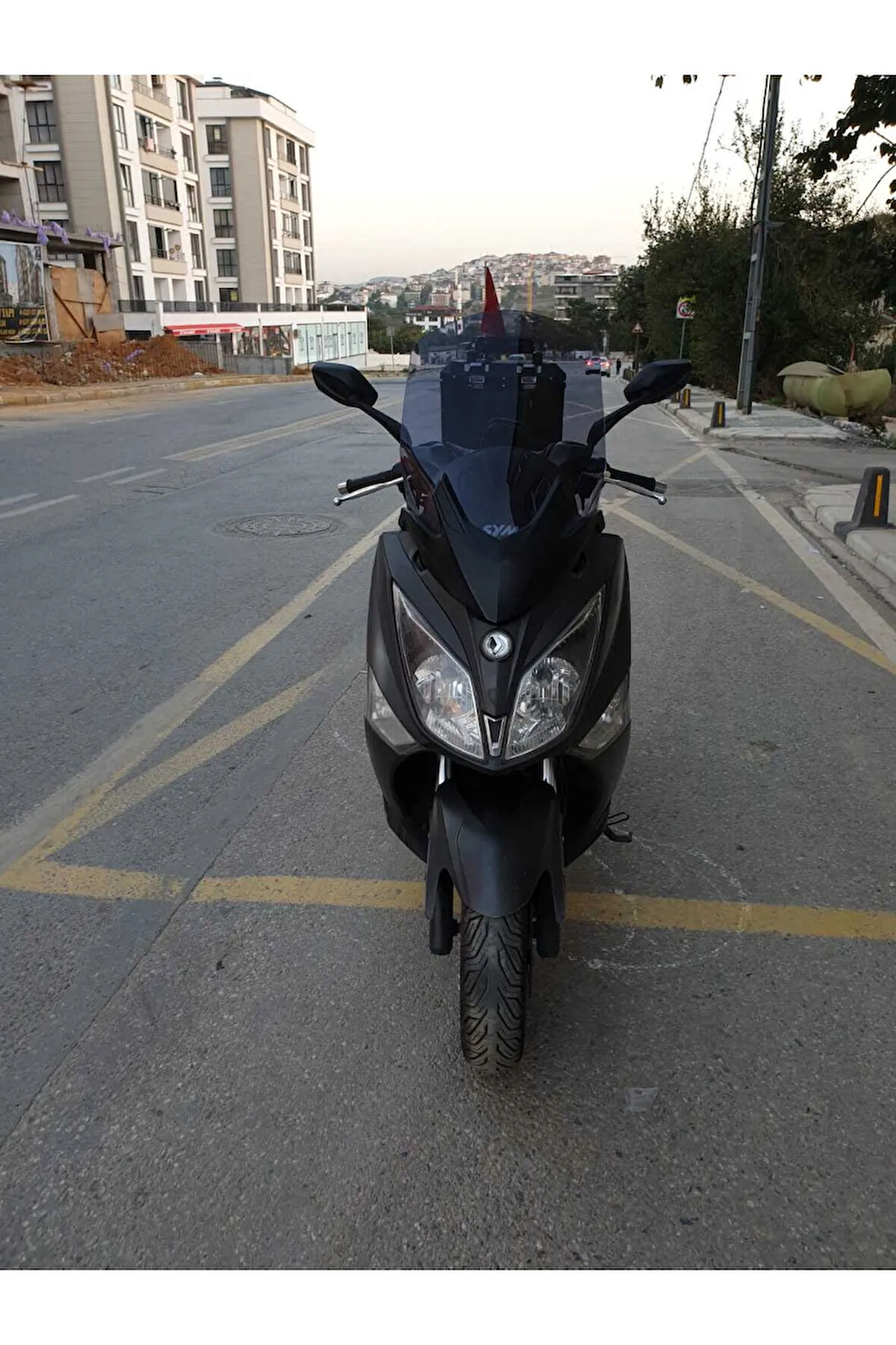Sym Joymax250 İ Siperlik Ön Cam 2015 2017 Model 65cm Açıkfüme Renkli 4mm APARAT GÖNDERİLMEYECEK