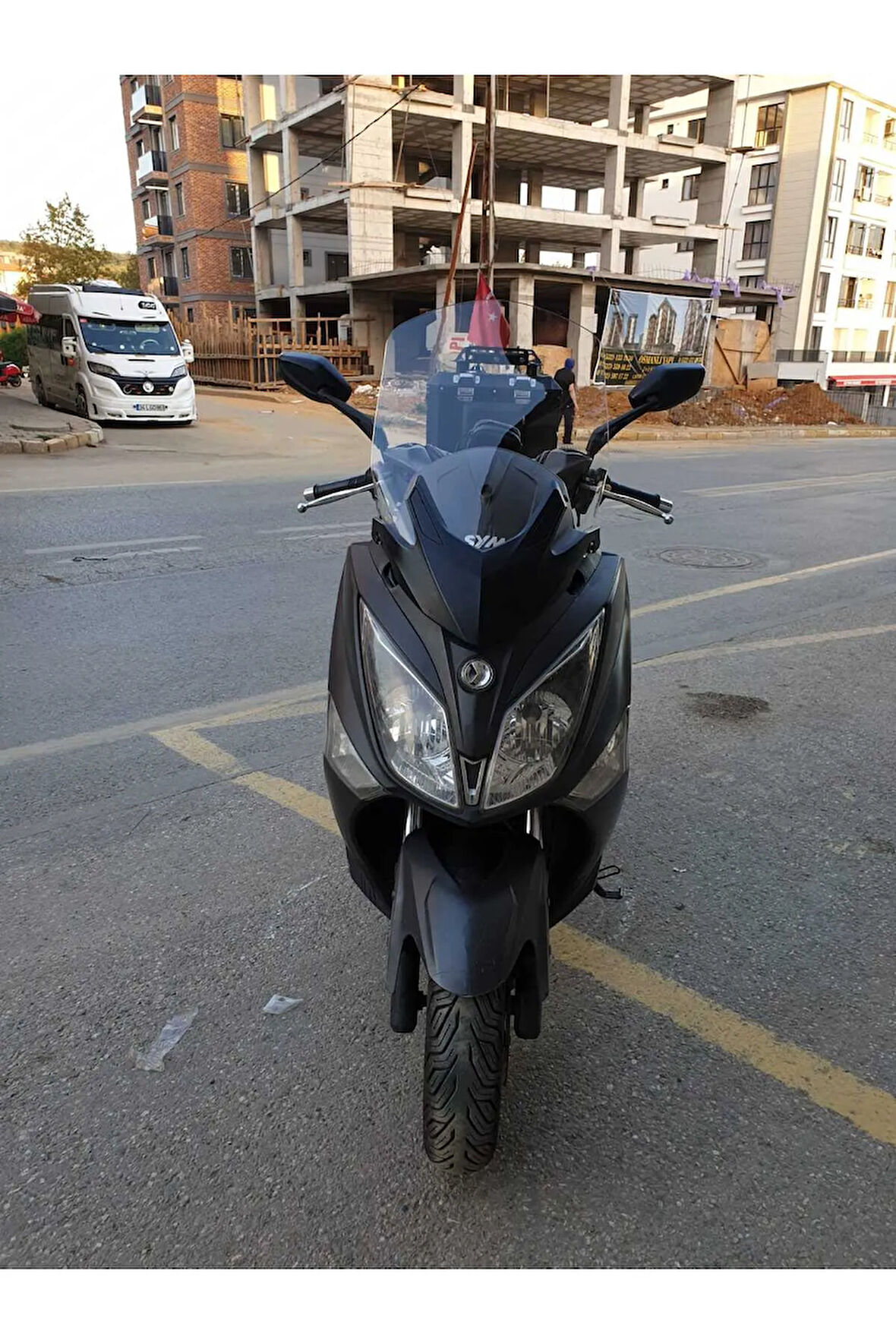 Sym Joymax250 İ Siperlik Ön Cam 2015 2017 Model 65cm Şeffaf Renkli 4mm APARAT GÖNDERİLMEYECEK