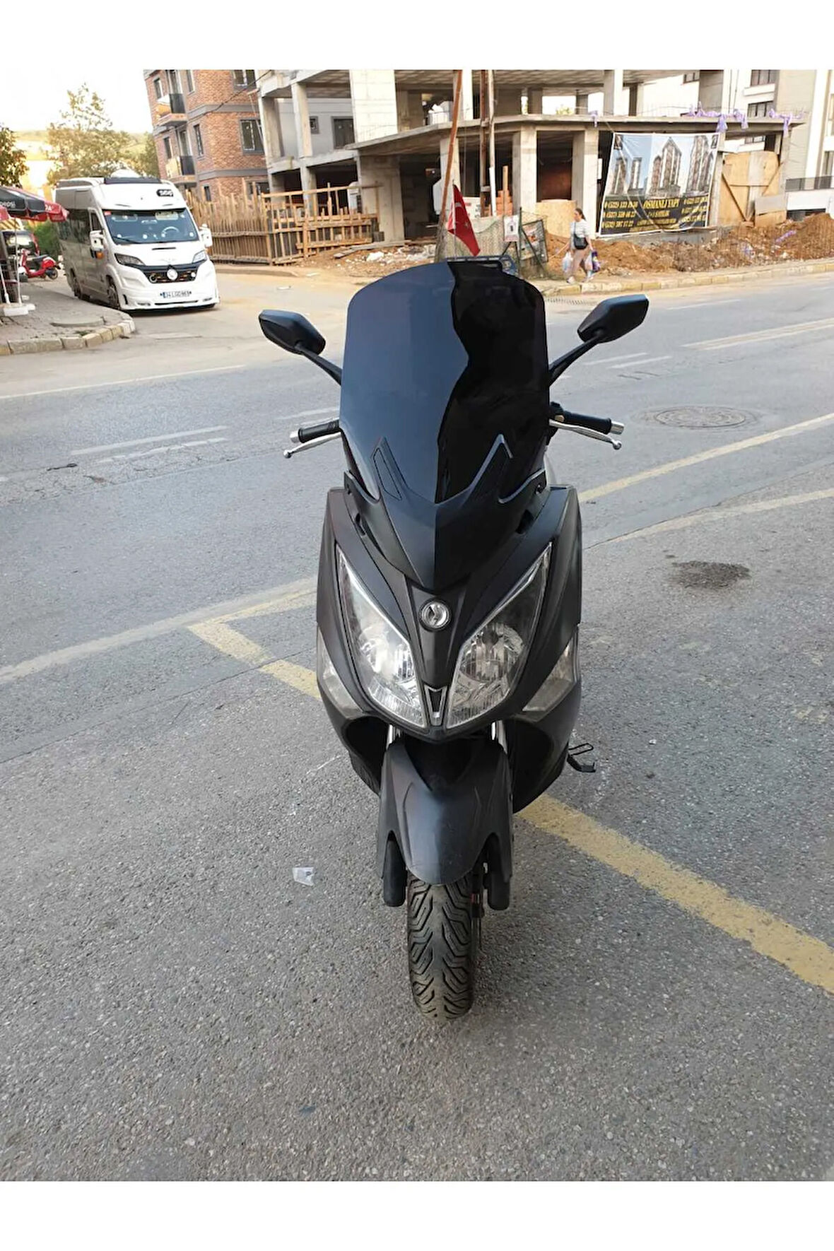 Sym Joymax250 İ Siperlik Ön Cam 2015 2017 Model 65cm Siyah Renkli 4mm APARAT GÖNDERİLMEYECEK