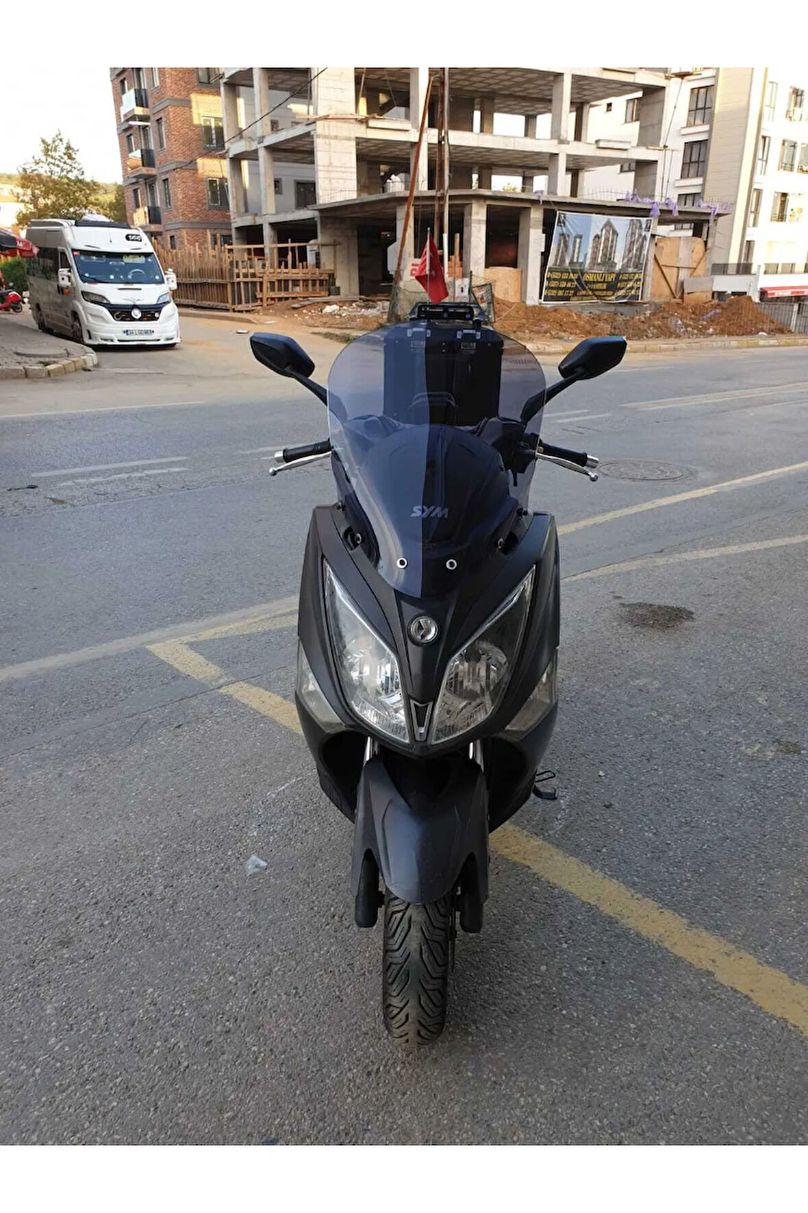Sym Joymax250 İ Siperlik Ön Cam 2013 2017 Model 54cm açıkfüme Renkli 4mm KISA SPOR CAM