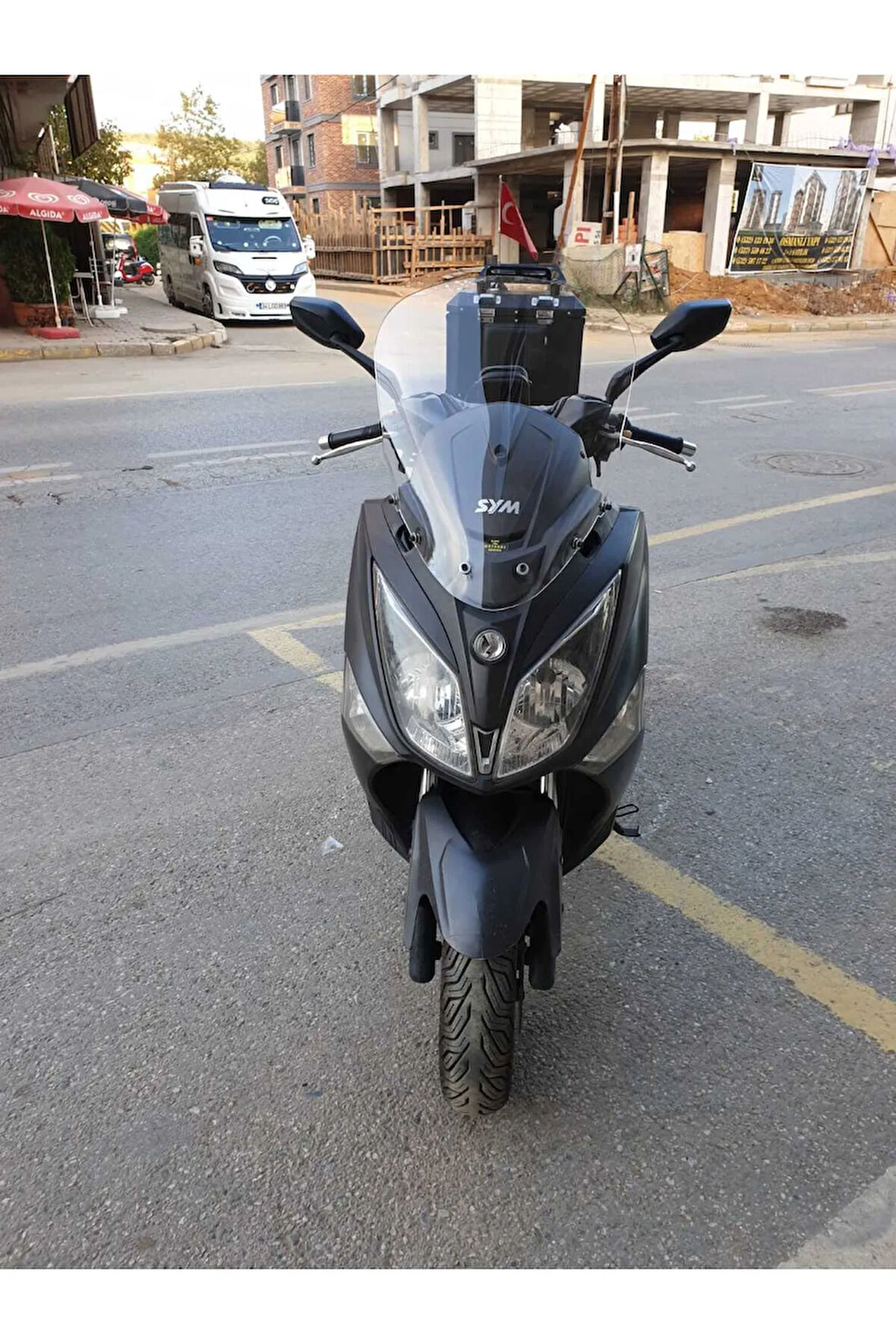 Sym Joymax250 İ Siperlik Ön Cam 2013 2017 Model 54cm Şeffaf Renkli 4mm KISA SPOR Cam