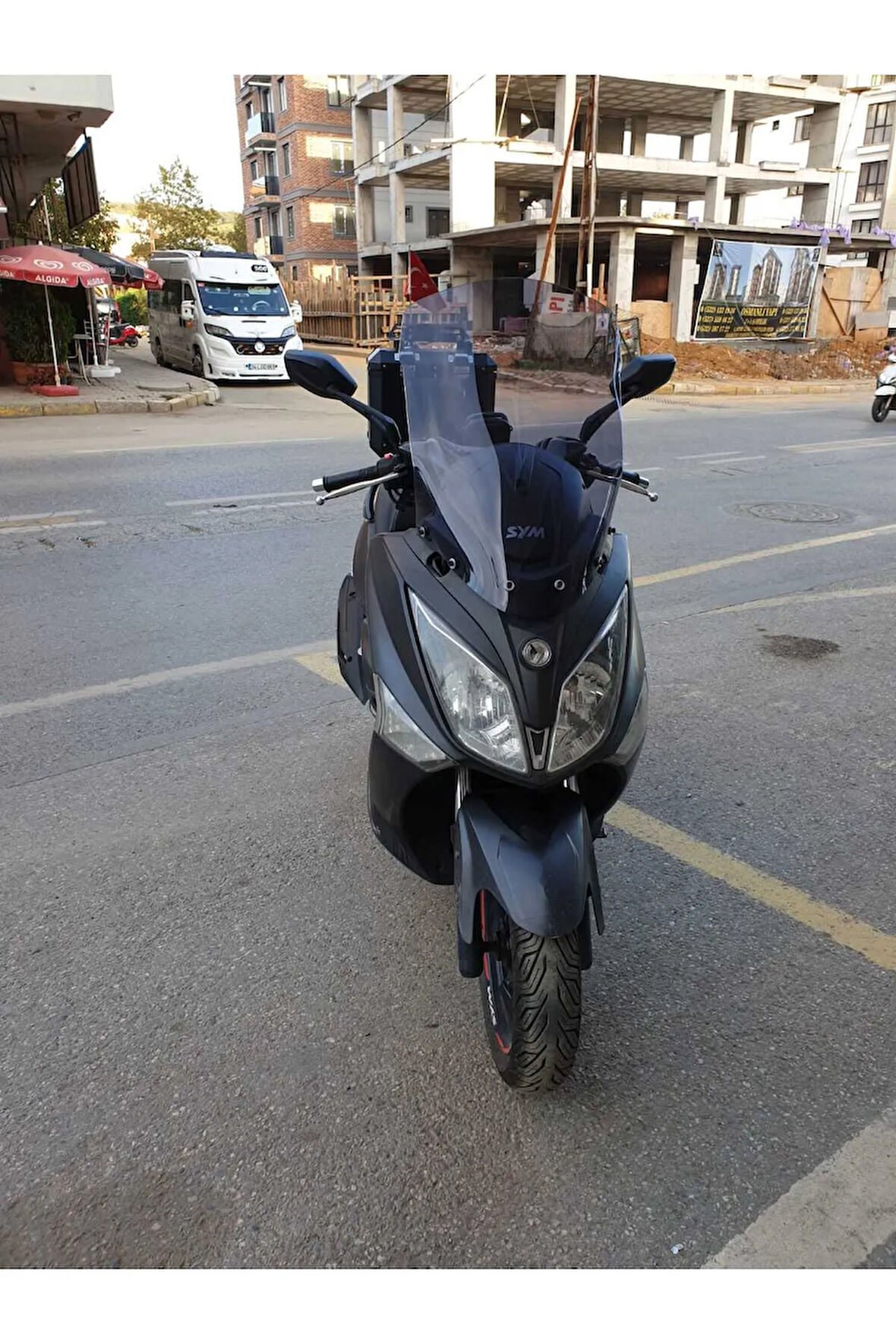 Sym Joymax250 İ Siperlik Ön Cam 2013 2017 Model 65cm Açıkfüme Renkli 4mm ORTA BOYLU CAM