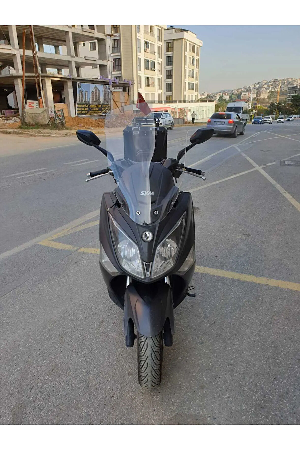 Sym Joymax250 İ Siperlik Ön Cam 2013 2017 Model 65cm Şeffaf Renkli 4mm ORTA BOYLU CAM