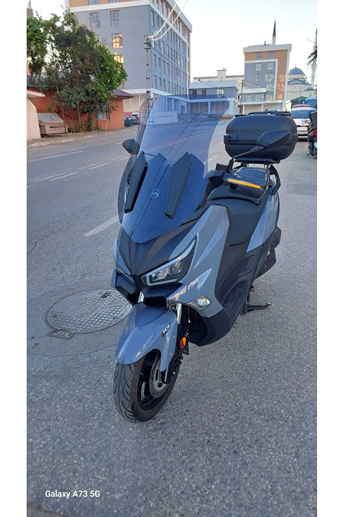 MOTOCAM SYM Joymax Z Plus Siperlik Ön Cam 2023-2025 Model 70cm Füme Renkli 4mm