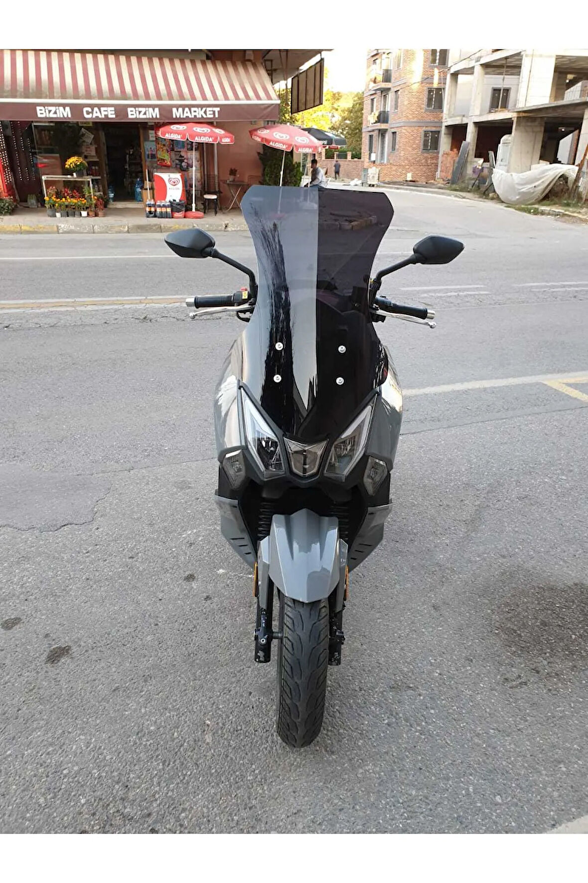 Sym Joyride 300 Siperlik Ön Cam 2023 2024 Model 65cm Siyah Renkli 4mm ORTA BOYLU CAM