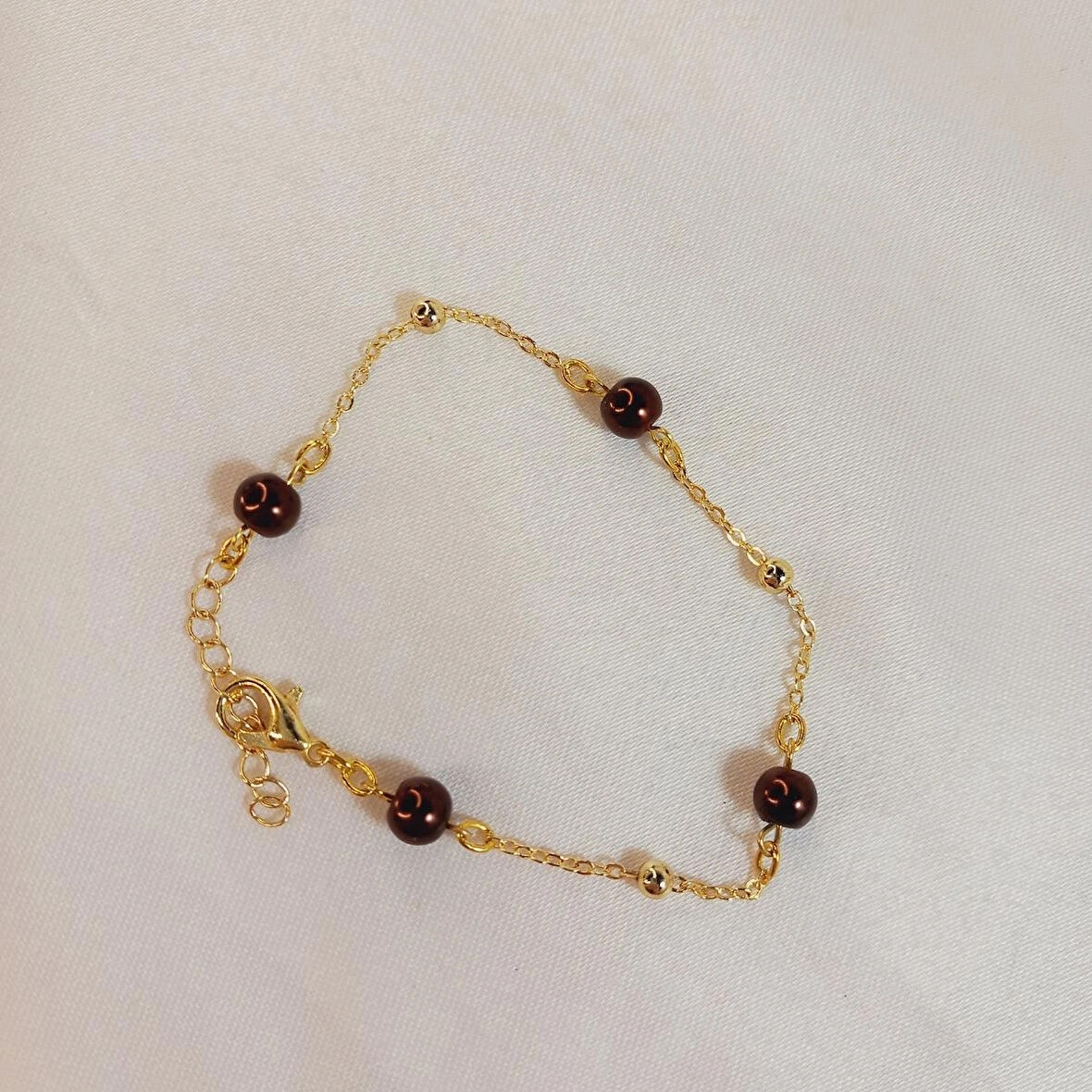 Crystal Atelier İnci Bileklik, İncili Bileklik, Altın Kaplama İnci Sıra Bileklik, Barok İnci Bileklik, Kadın İnci Bileklik, Zarif İnci Detay Bileklik, Altın Kaplama İnci Modeli Tasarım Bileklik, Zincir Bileklik