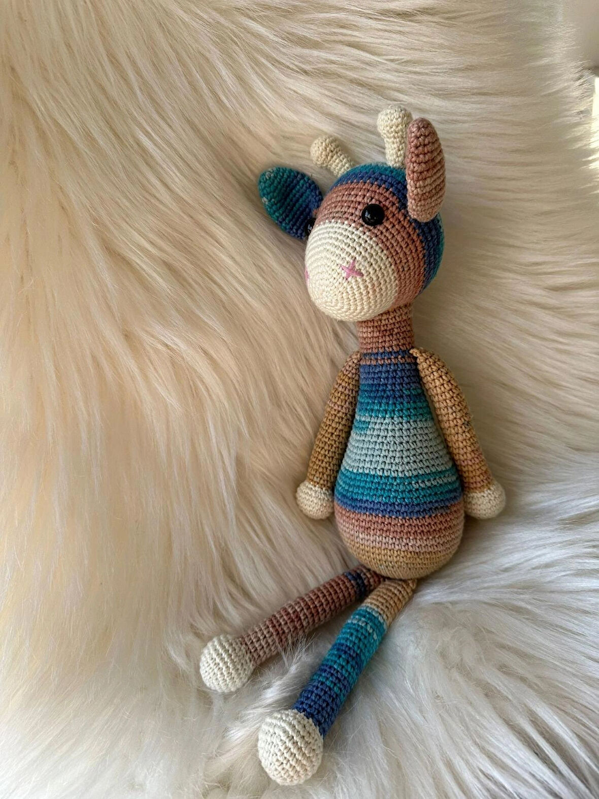 Çok renkli zürafa oyun arkadaşı amigurumi