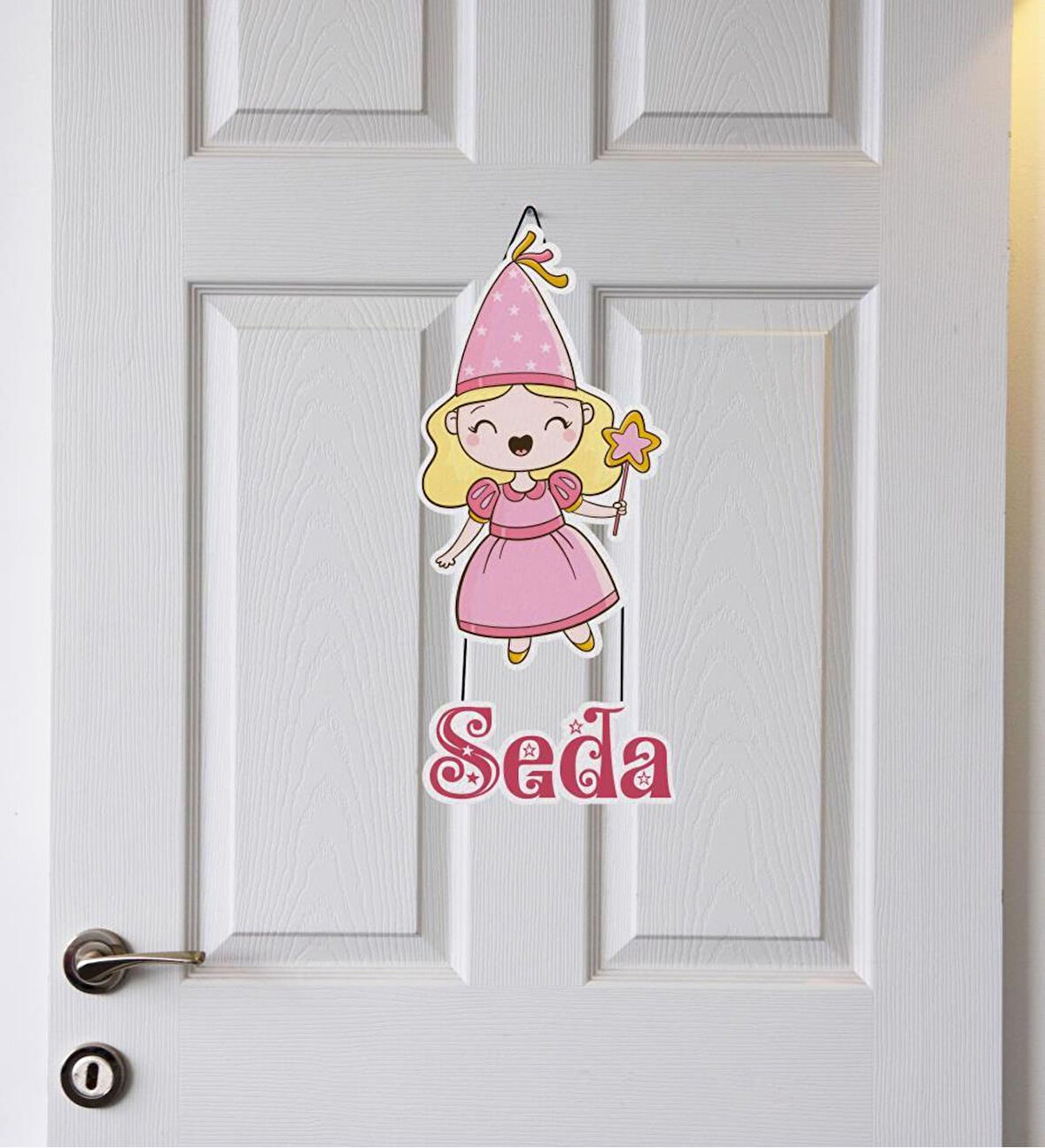 Meşgalem Sarı Saçlı ve Pembe Elbiseli Kız Çocuğu Temalı Kişiye Özel Kapı Süsü