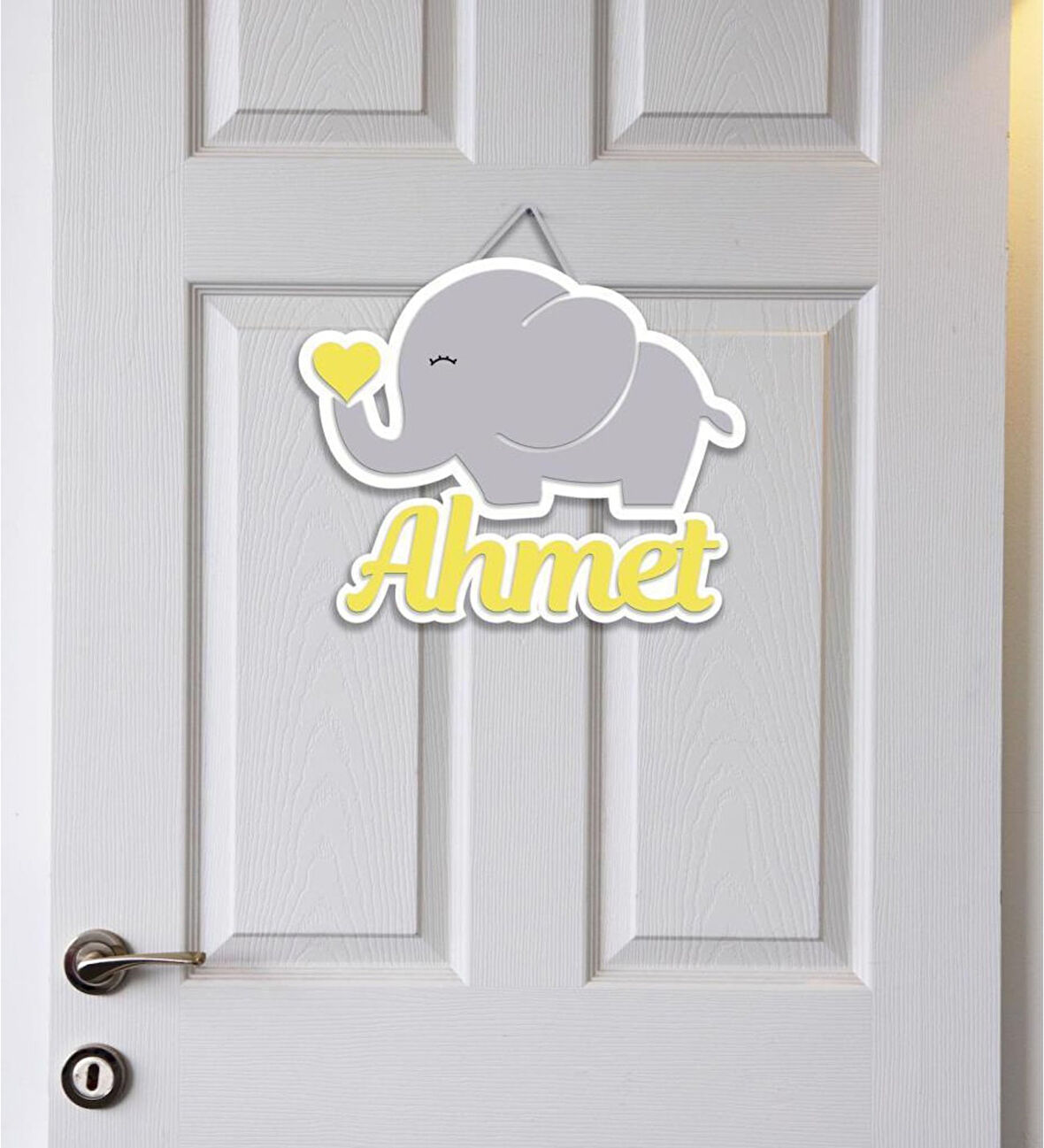 Meşgalem Hortumundan Sarı Kalp Çıkan Fil Yavrusu Temalı Kişiye Özel Kapı Süsü