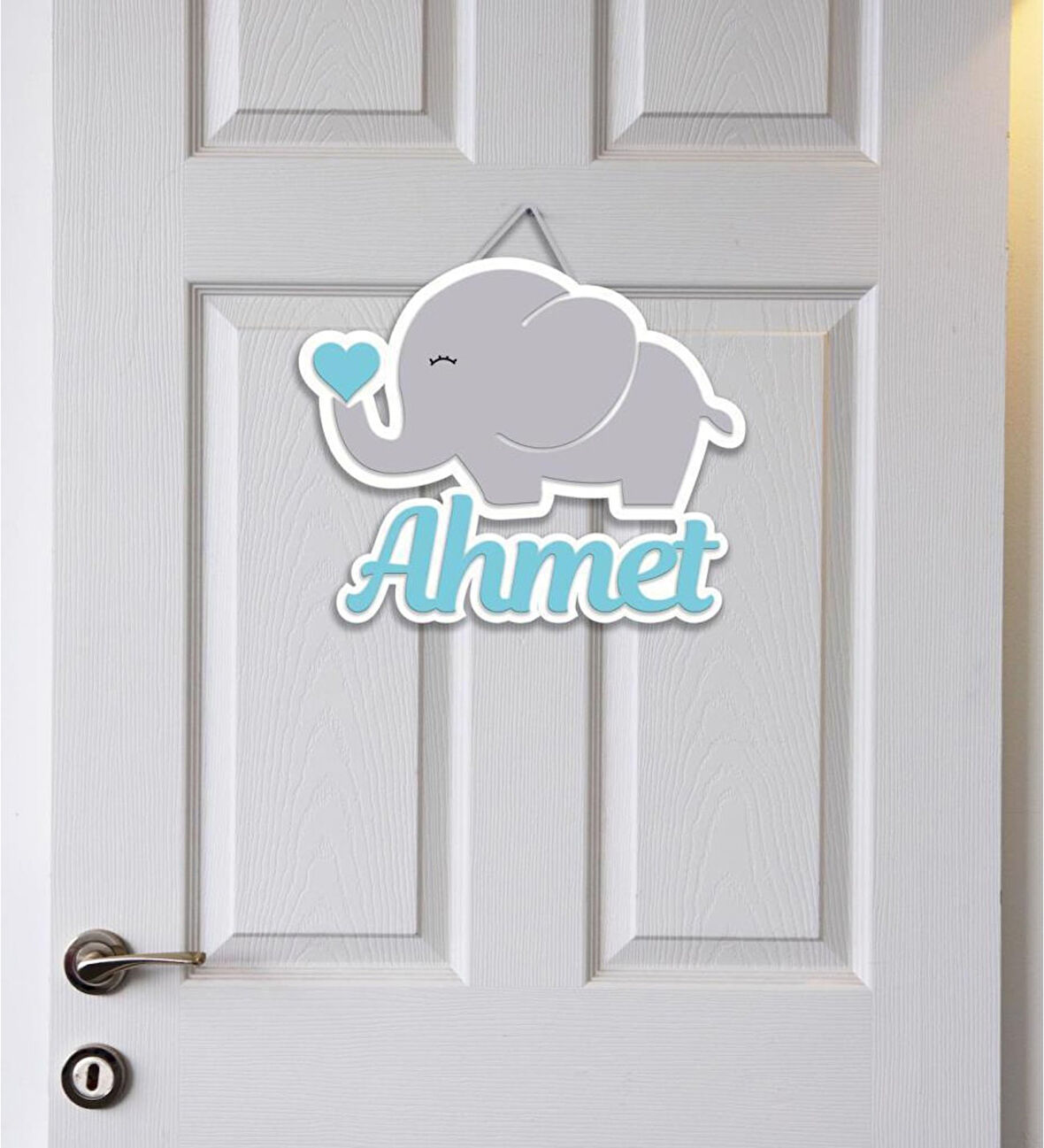 Meşgalem Hortumundan Mavi Kalp Çıkan Fil Yavrusu Temalı Kişiye Özel Kapı Süsü