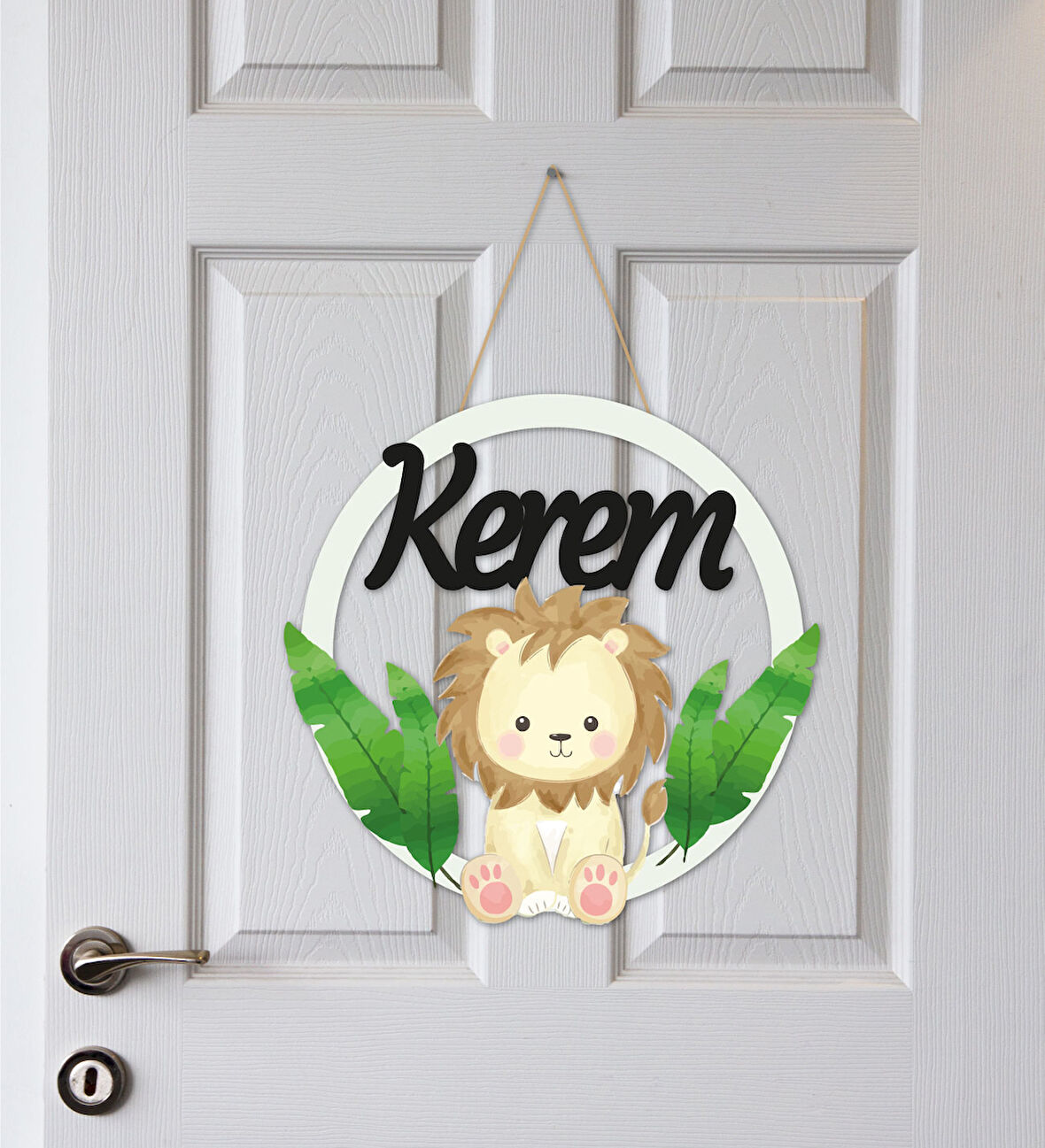 Meşgalem Yapraklar Arasında Minik Aslan Temalı Kişiye Özel Kapı Süsü