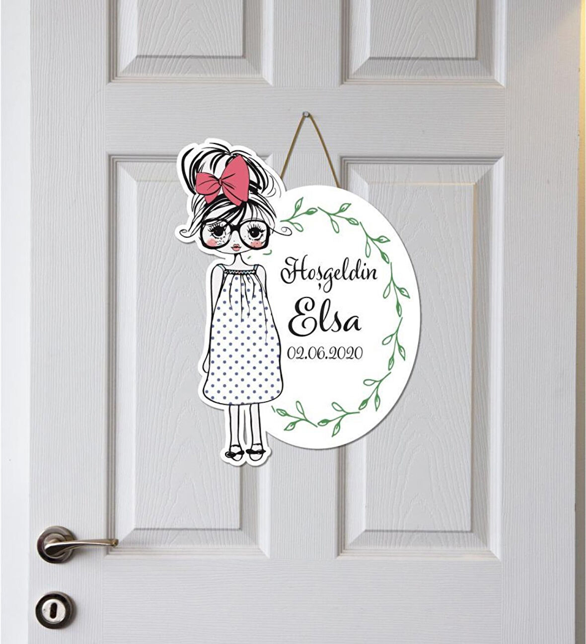 Meşgalem Gözlüklü ve Pijamalı Kız Temalı Kişiye Özel Kapı Süsü