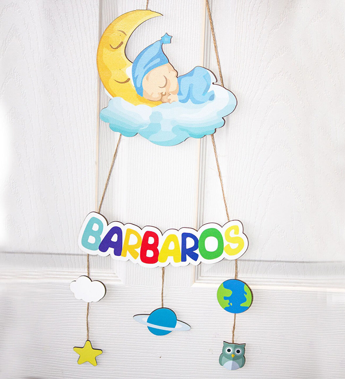 Meşgalem Bulut Üstünde Uyuyan Bebek ve Gezegenler Temalı Kişiye Özel Kapı Süsü