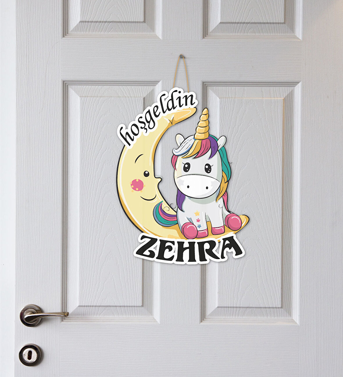 Meşgalem Aya Oturmuş Minik Unicorn Temalı Kişiye Özel Kapı Süsü