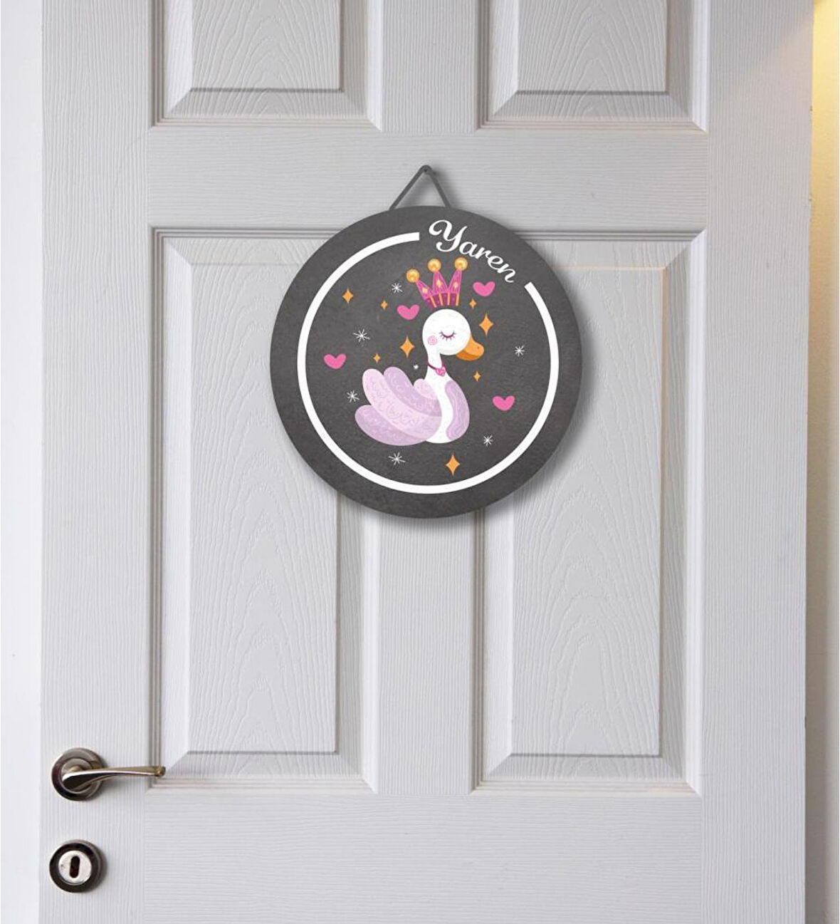 Meşgalem Gri Zeminde Pembe Ördek Yavrusu Temalı Kişiye Özel Kapı Süsü