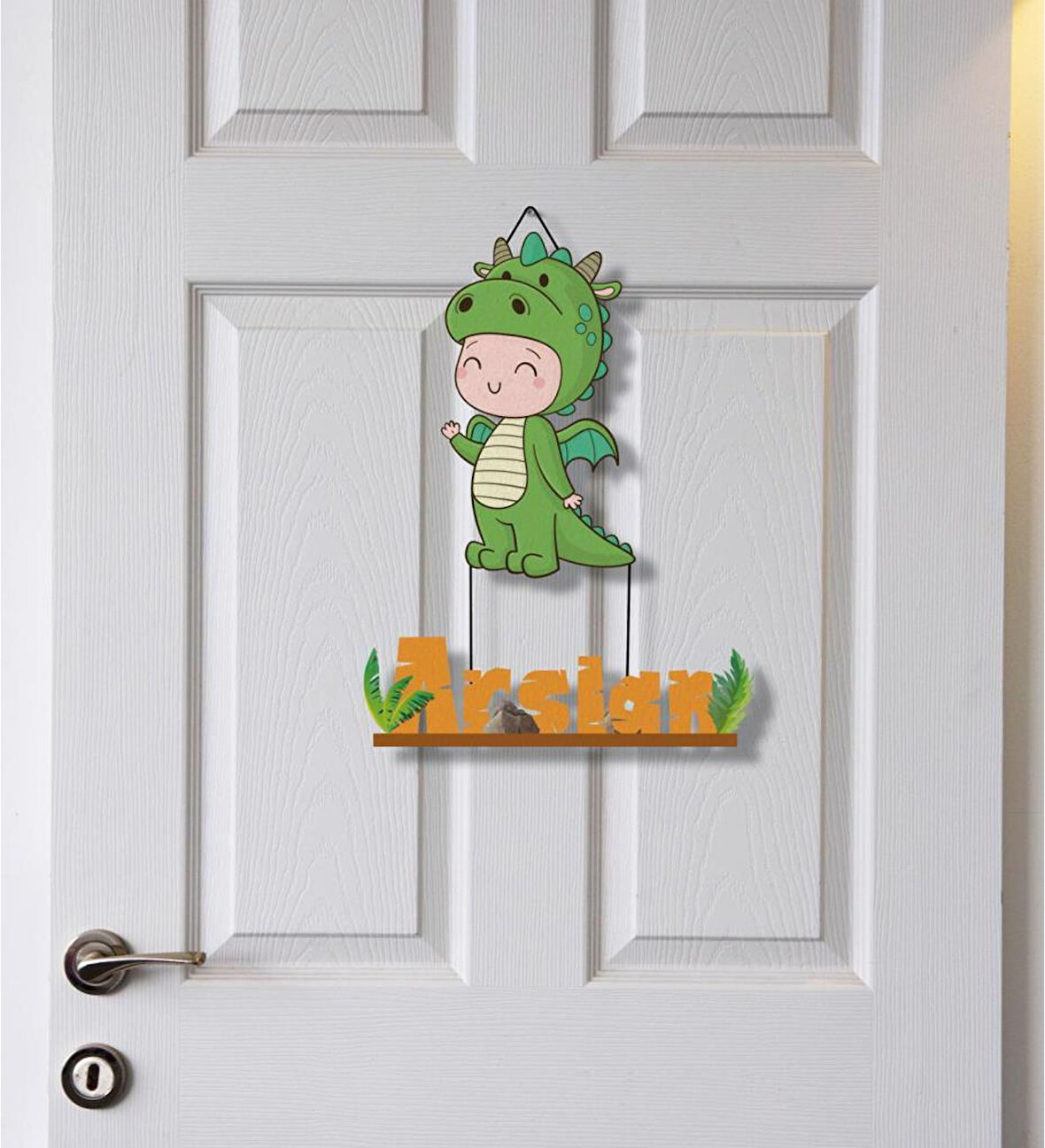 Meşgalem Yeşil Ejderha Kostümlü Bebek Temalı Kişiye Özel Kapı Süsü
