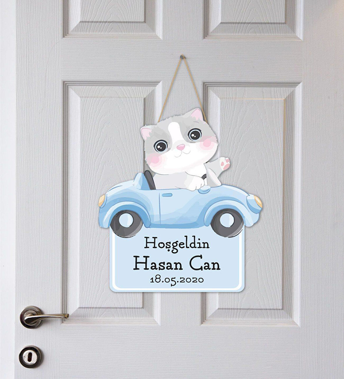 Meşgalem Arabadaki Koca Kafalı Kedicik Temalı Kişiye Özel Kapı Süsü