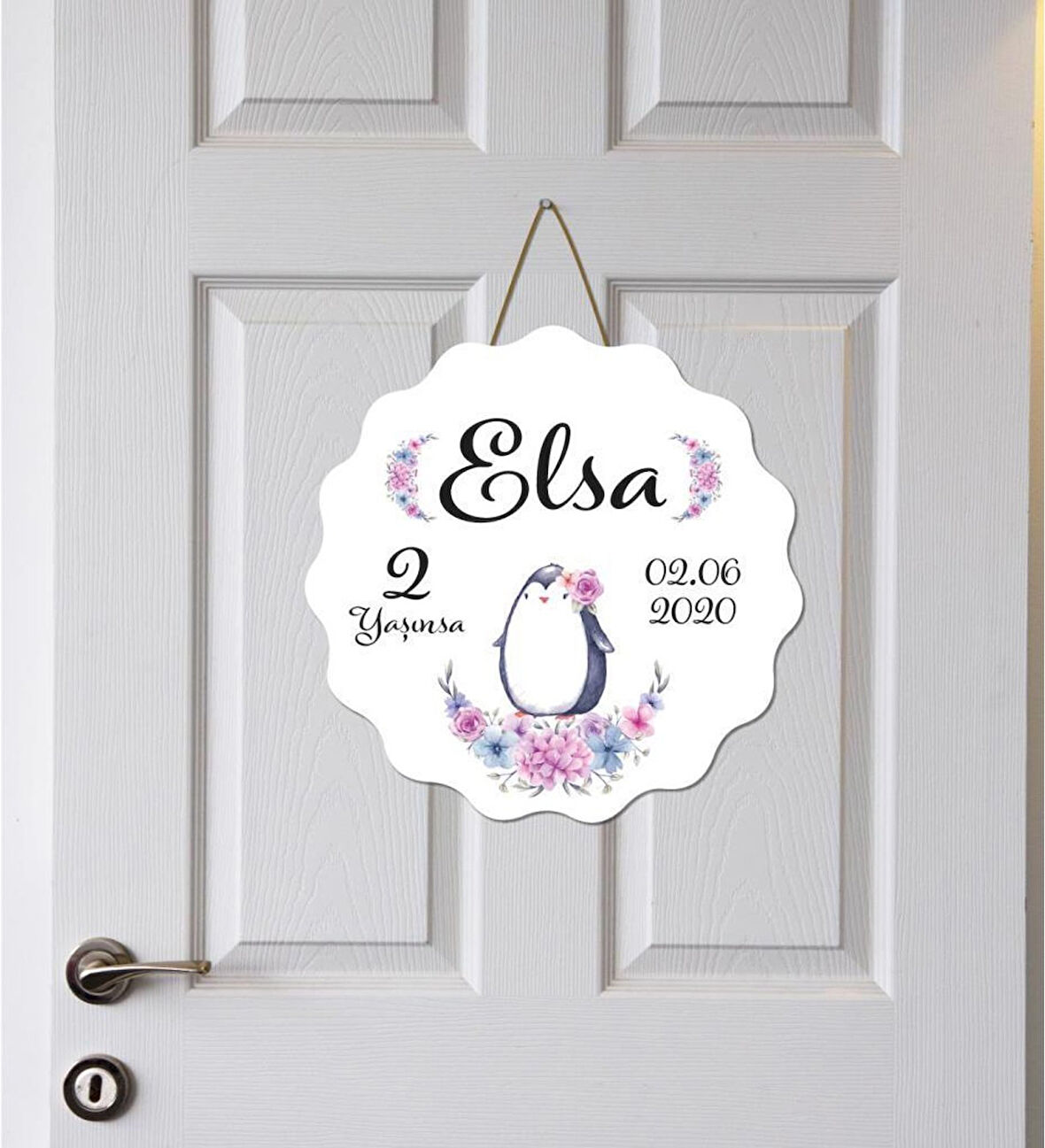 Meşgalem Çiçeklerle Süslenmiş Minik Panda Temalı Kişiye Özel Kapı Süsü