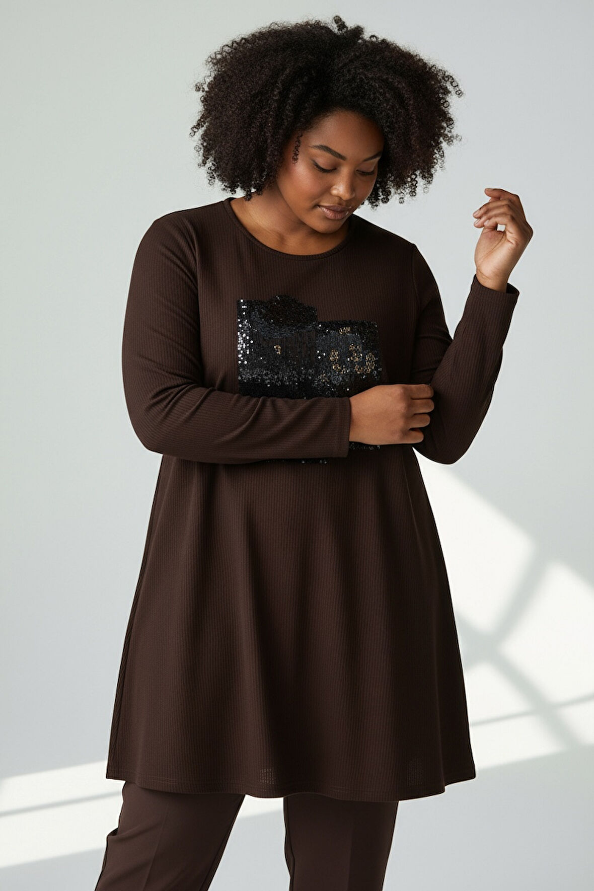 KADIN ÖNÜ TAŞ DETAYLI KOL AĞZI LASTİKLİ BATTAL BEDEN TUNİK