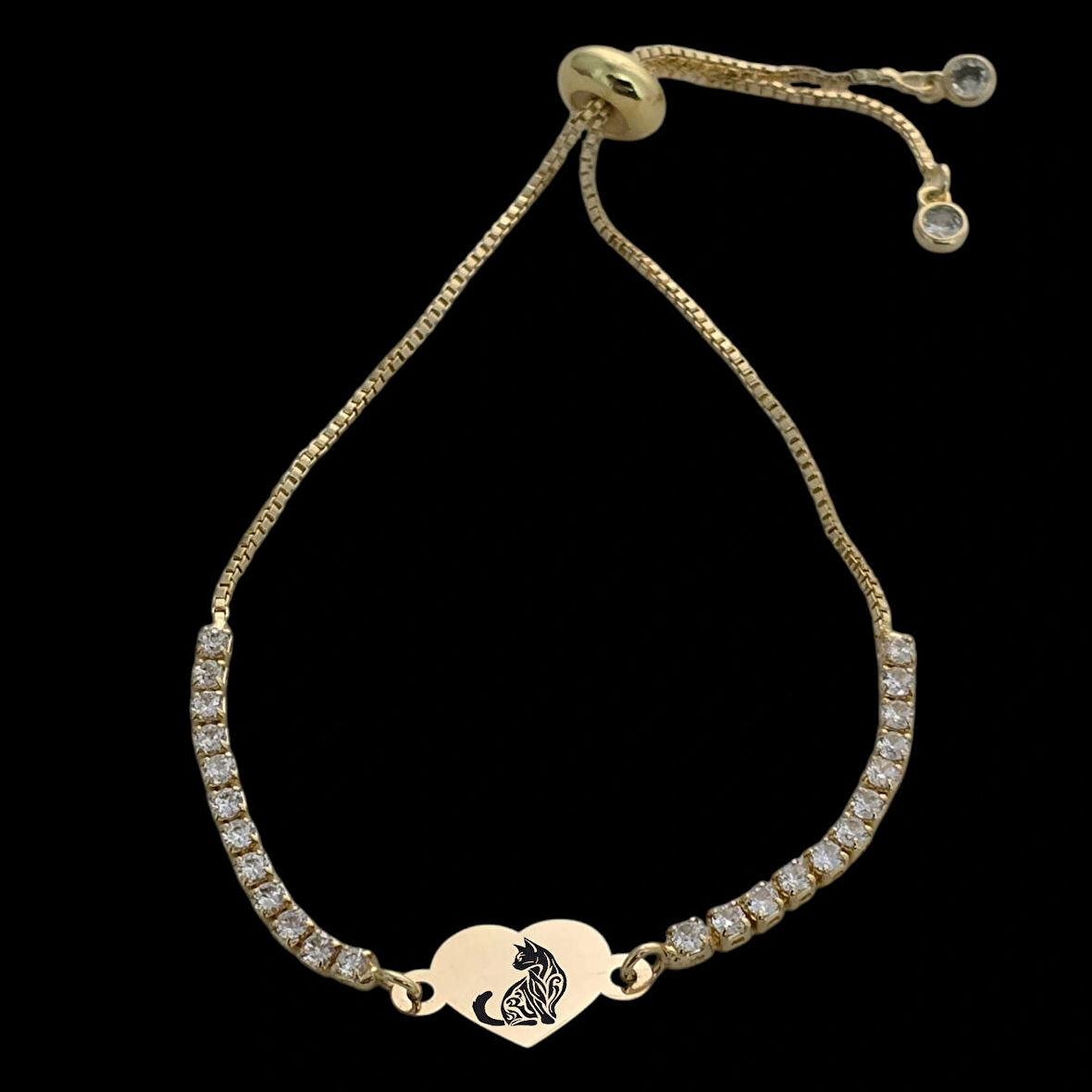 Bağımsız Ruh Kalp Motifli ve Parlak Beyaz Taşlı 14 Ayar Altın Plakalı Kedi Bilekliği