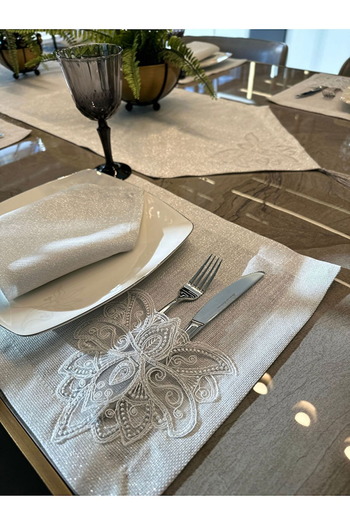 7 Parça Linen Fransız Dantelli Köşe Püsküllü Gold Simli Ekru Amerikan Servis Ve Runner Set