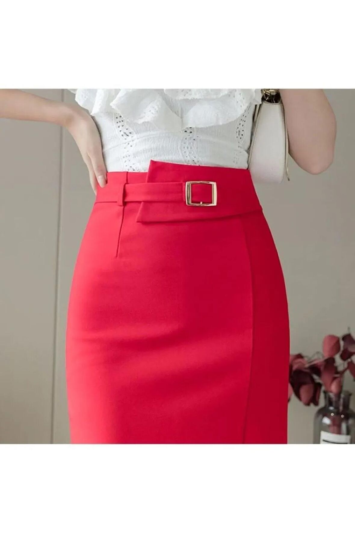 Klasik Tarzın Modern Yorumu: Yırtmaçlı Midi Etek