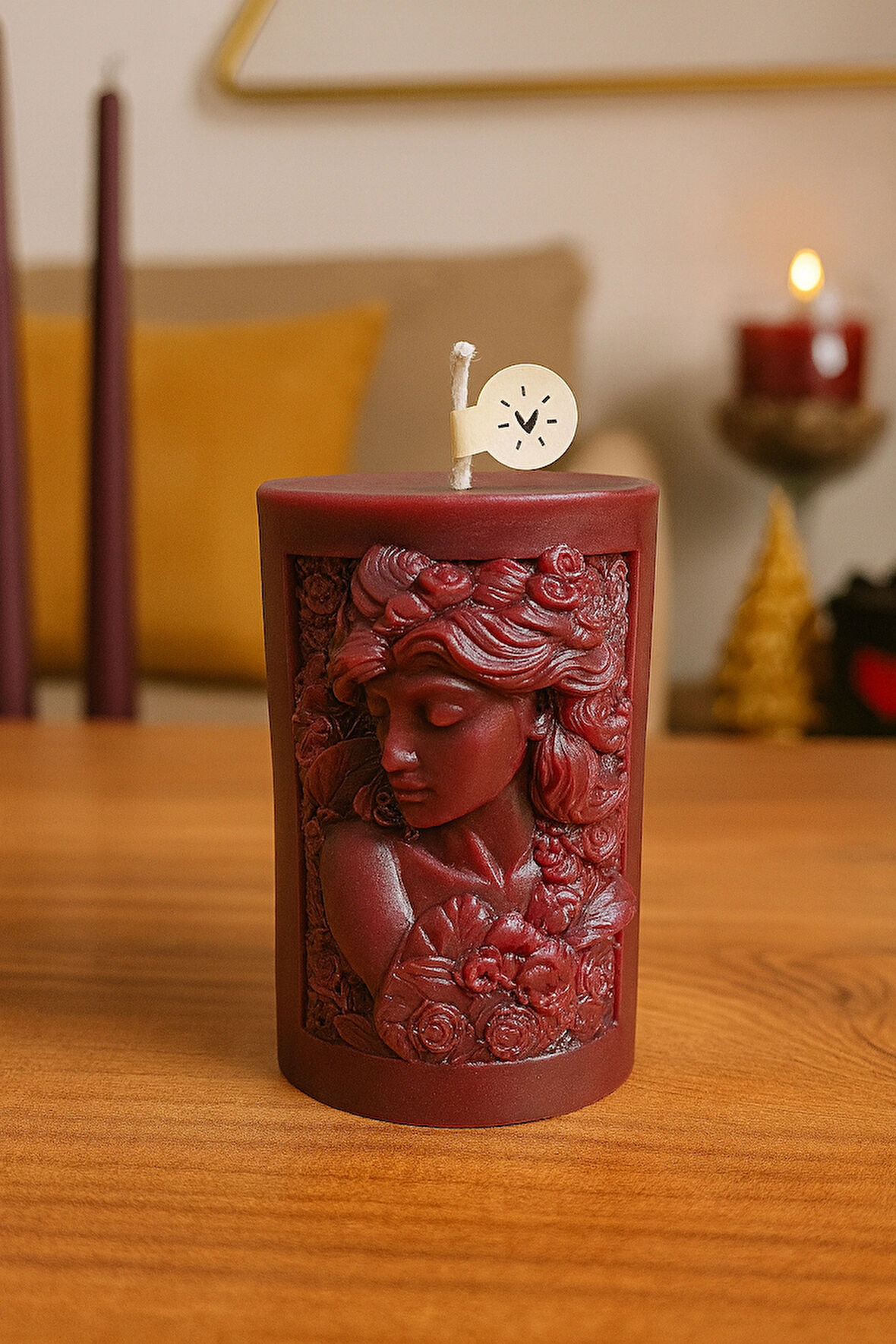Kadın Figürlü Kahverengi Dekoratif Kabartma Mum - Boy :8cm - Çap: 5cm - Salon ve Hediye Dekoru