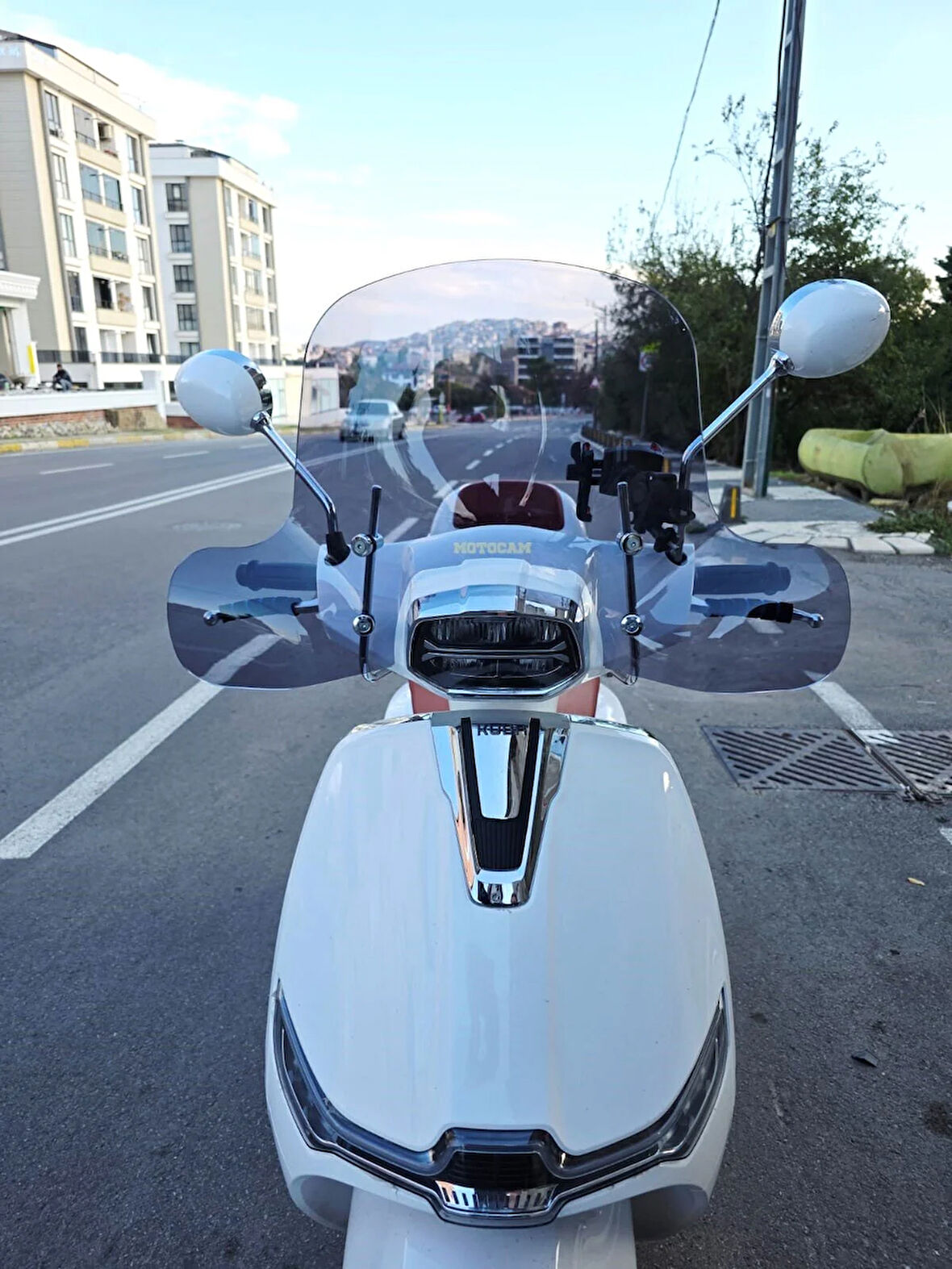 MOTOCAM Küba MT 50 Pro Plus Ön Cam 2024-2025 Model 43cm Füme Renkli 4mm ELCİKLİ APARATSIZDIR