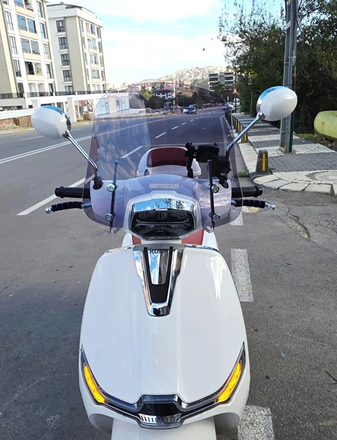 MOTOCAM Küba MT 50 Pro Plus Ön Cam 2024-2025 Model 39cm Füme Renkli 4mm APARATSIZDIR