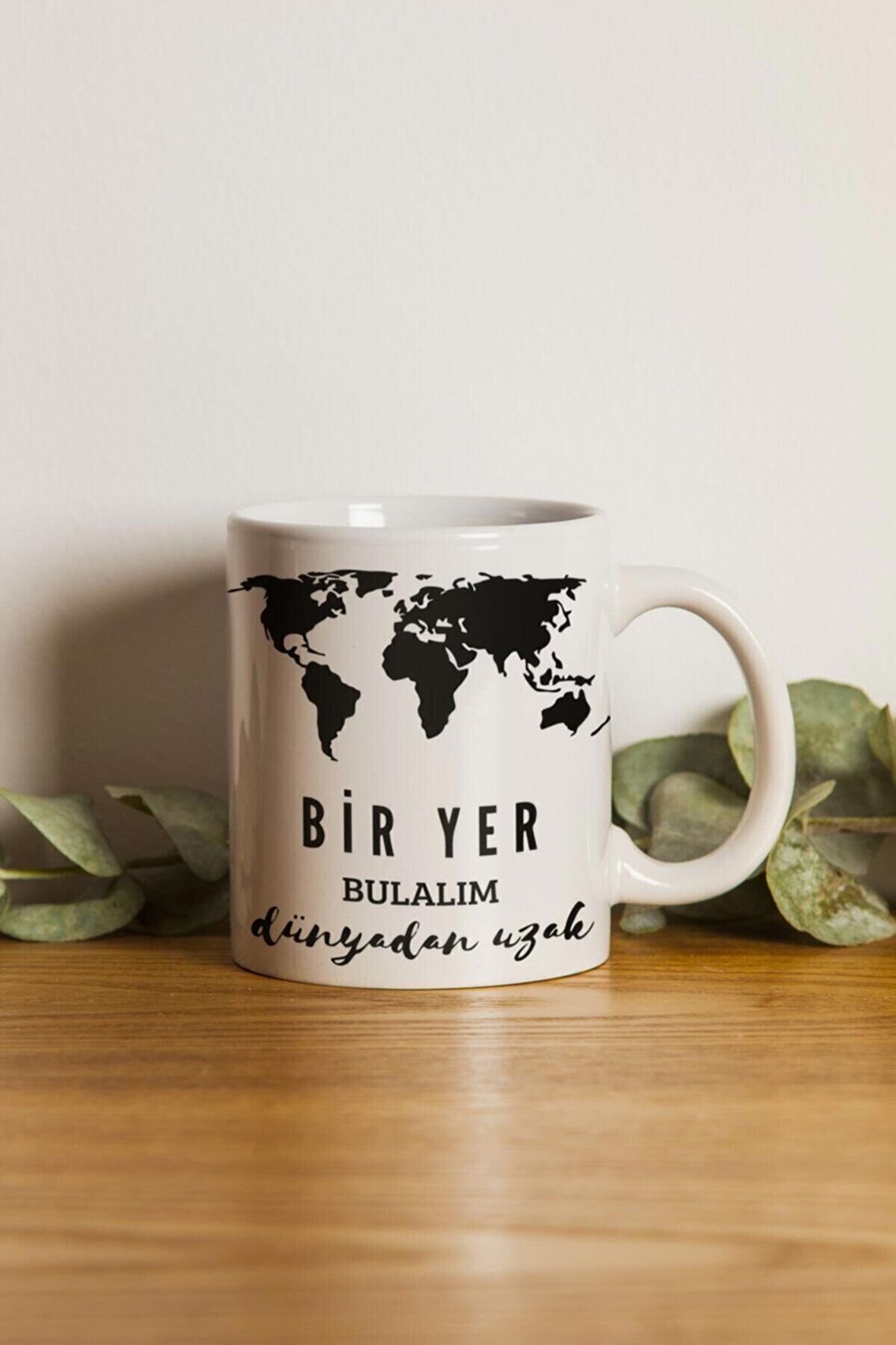 Ikra Medya - Bir Yer Bulalım Dünyadan Uzak Tasarımlı Kupa Bardak- Makinede Yıkanabilir