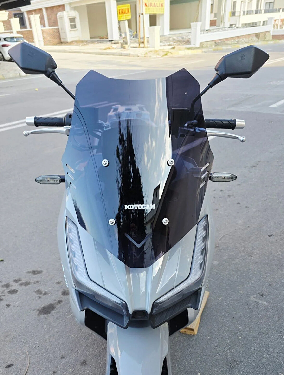 MOTOCAM Kral Arneb 150 Siperlik Ön Cam 2023-2025 Model 49cm Siyah Renkli 4mm SPOR CAM