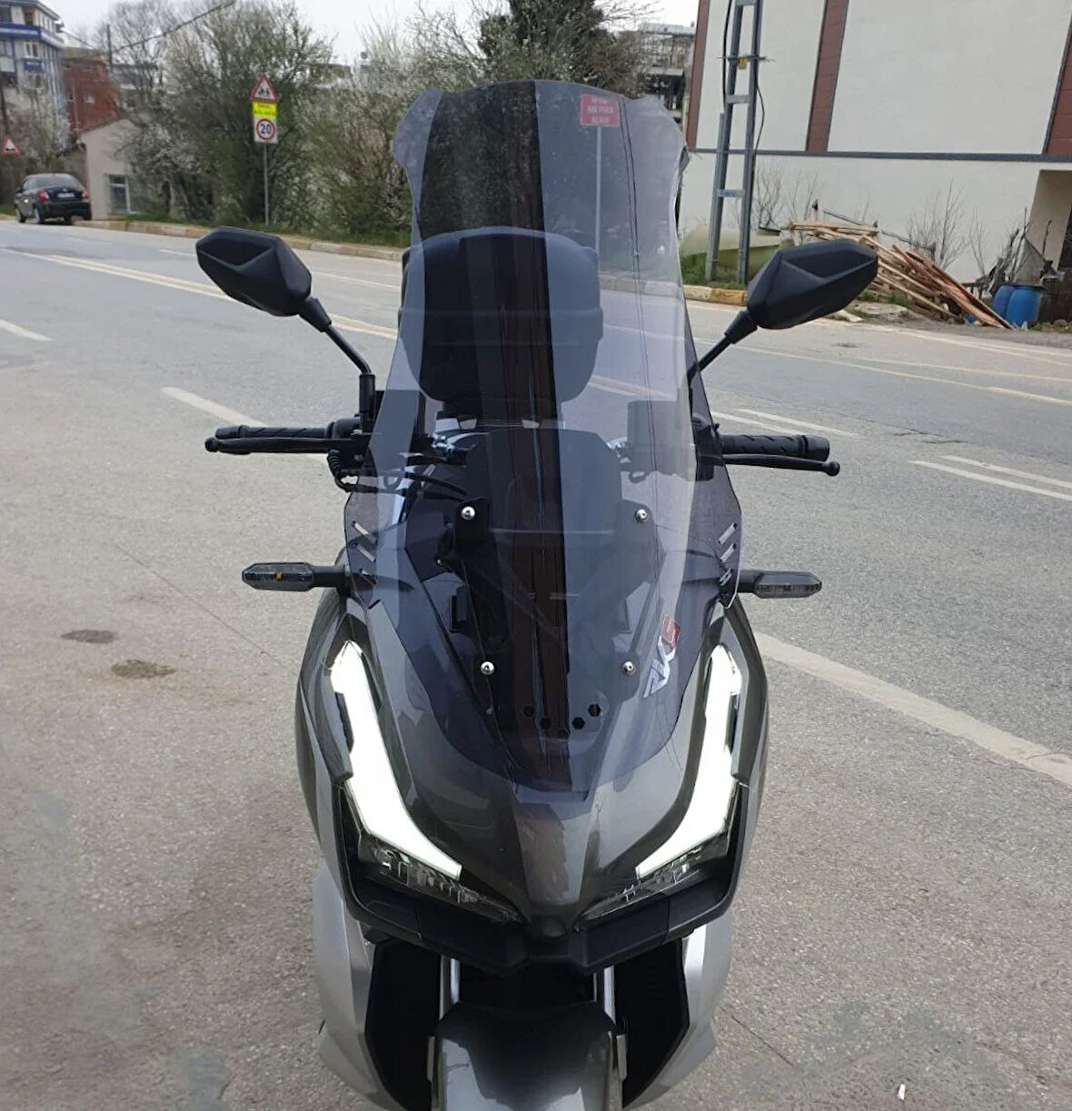 MOTOCAM Kral Arneb 150 Siperlik Ön Cam 2023-2025 Model 65cm Füme Renkli 4mm ORTA BOYLU CAM