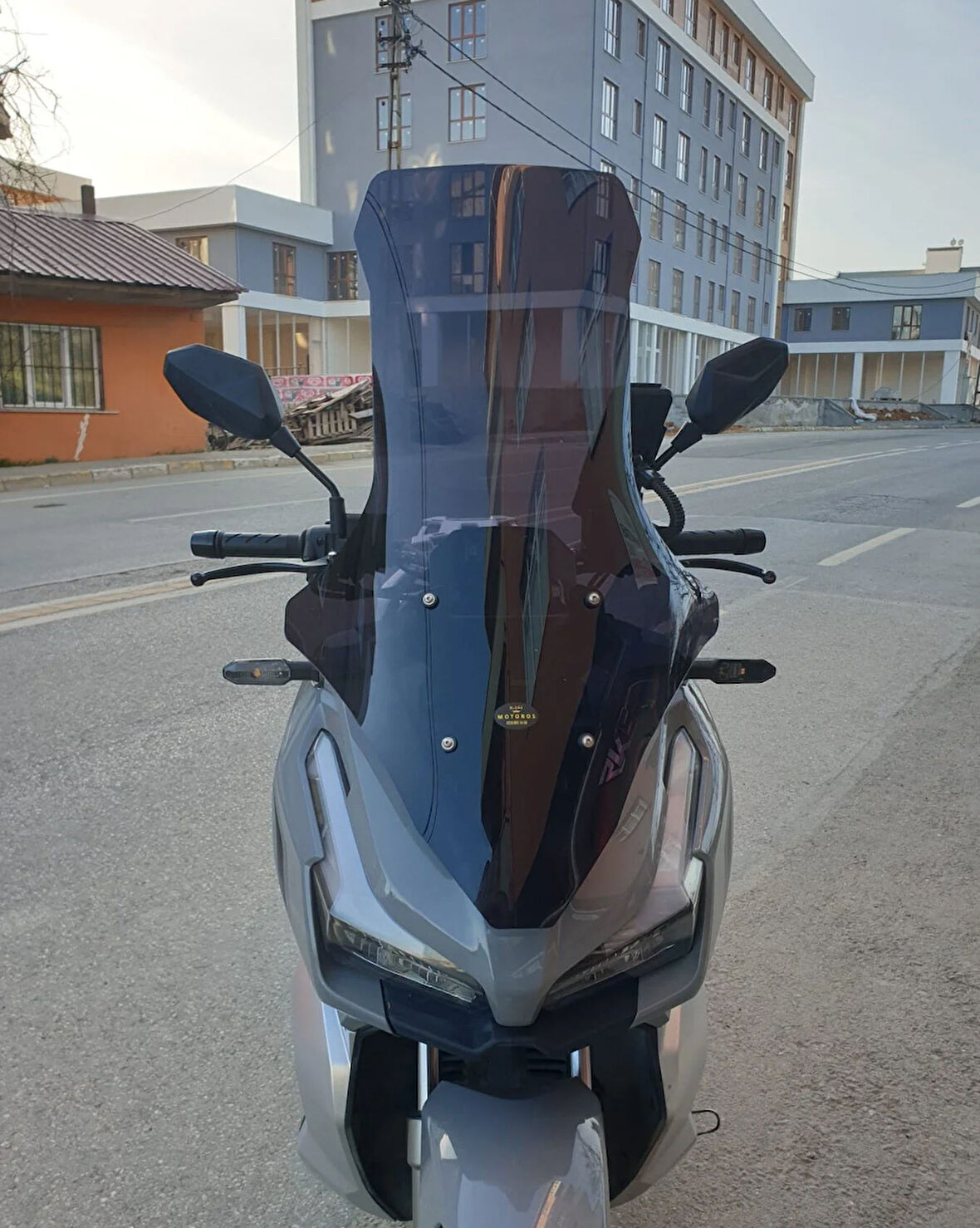 MOTOCAM Kral Arneb 150 Siperlik Ön Cam 2023-2025 Model 78cm Siyah Renkli 4mm UZUN CAM