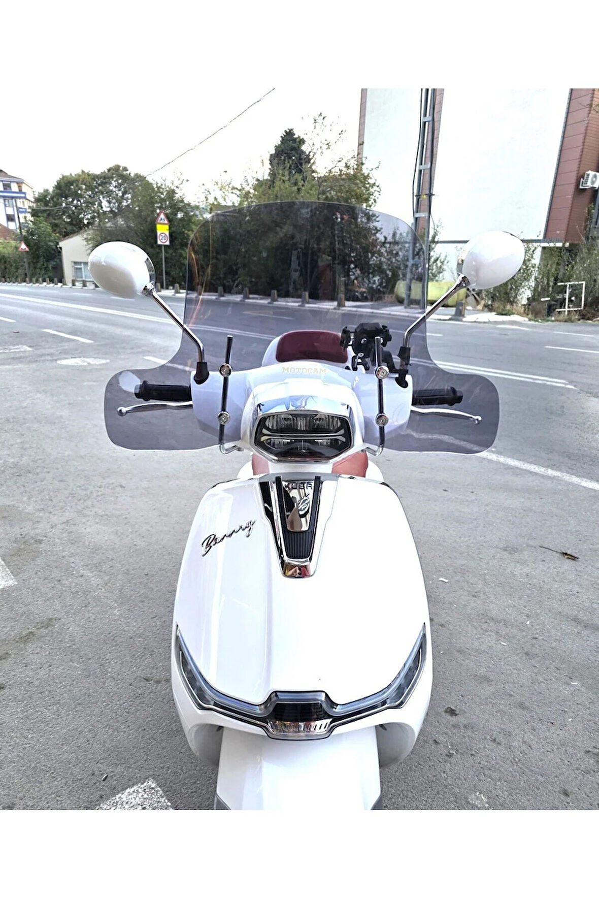 MOTOCAM Küba Bannry Siperlik Ön Cam 2024-2025 Model 39cm Füme Renkli 4mm ELCİKLİ APARATSIZDIR