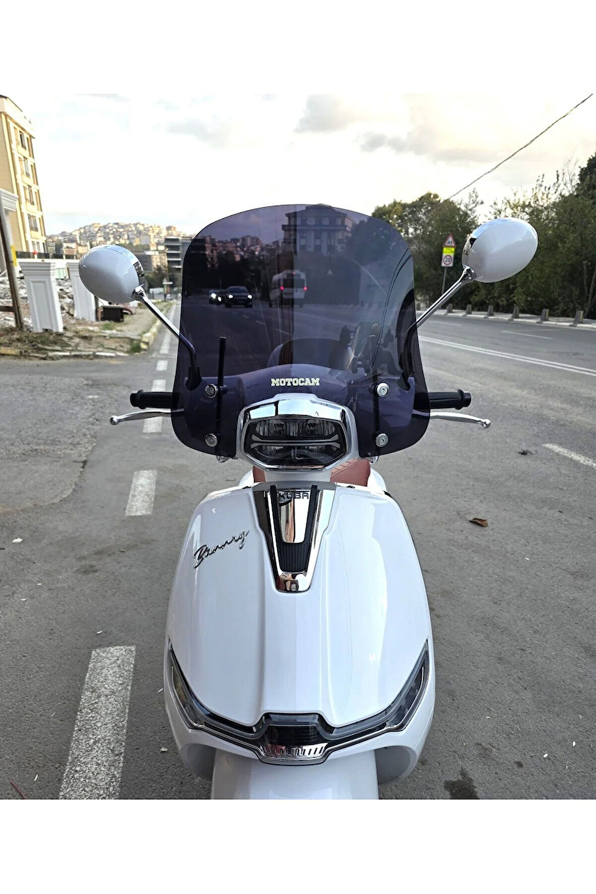 MOTOCAM Küba Bannry Siperlik Ön Cam 2024-2025 Model 43cm Siyah Renkli 4mm APARATSIZDIR