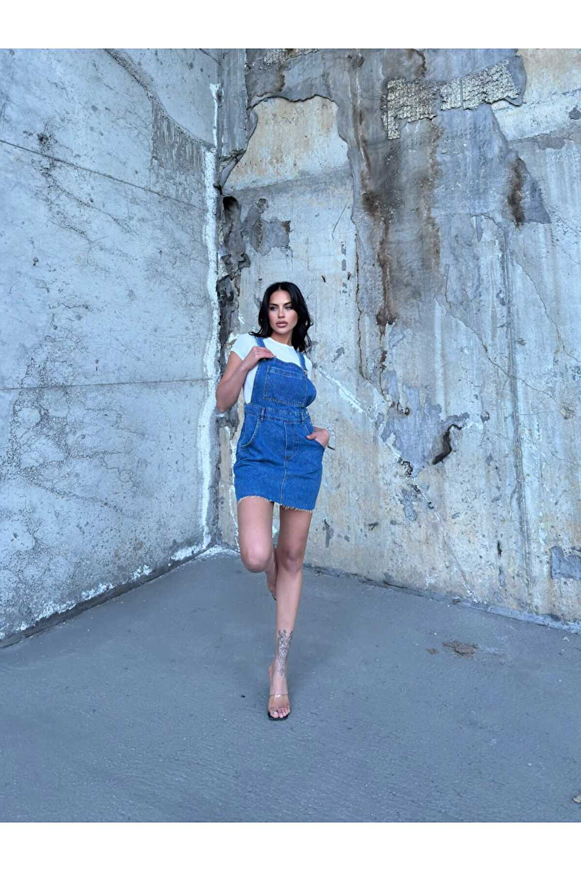 KADIN  MAVİ UCU KESİK KANGURU CEP ETEKLİ BAHÇIVAN KOT TULUM