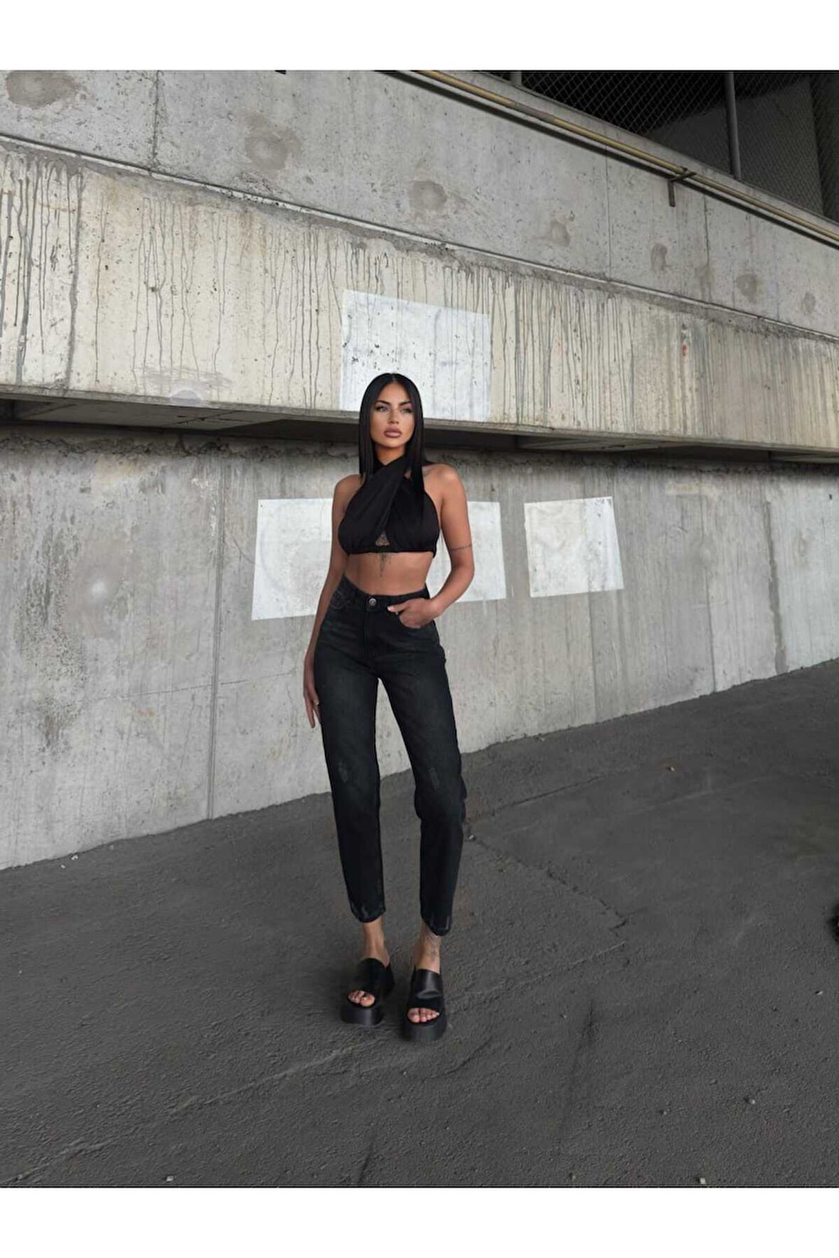 KADIN SİYAH İŞLEMLİ YÜKSEK LAZER YIRTIK BOYFRİEND MOM JEANS KOT PANTOLON