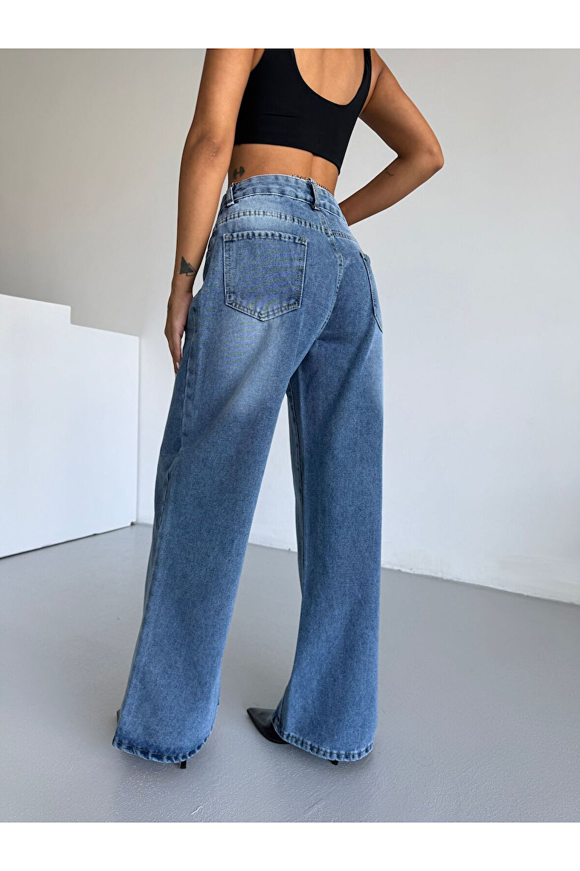 KADIN MAVİ İŞLEMLİ KEMER ZİNCİRLİ BOL PAÇA KOT PANTOLON